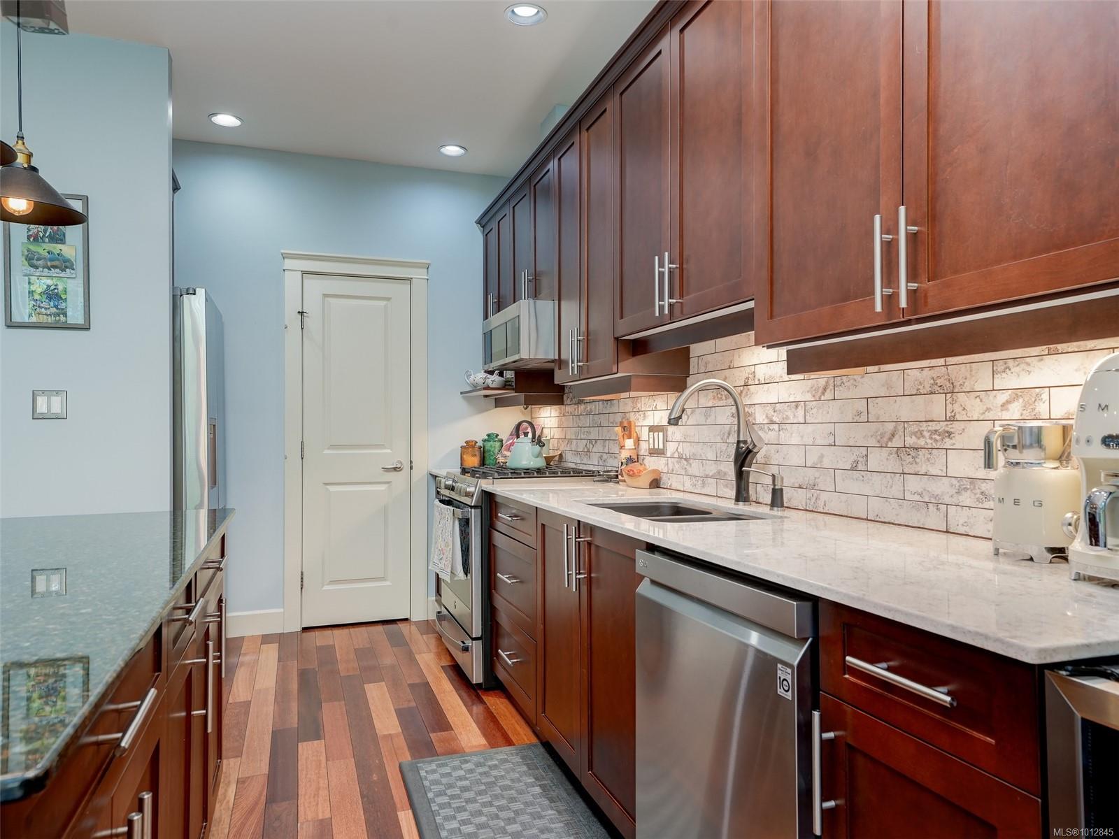 551 Bezanton Way # 18