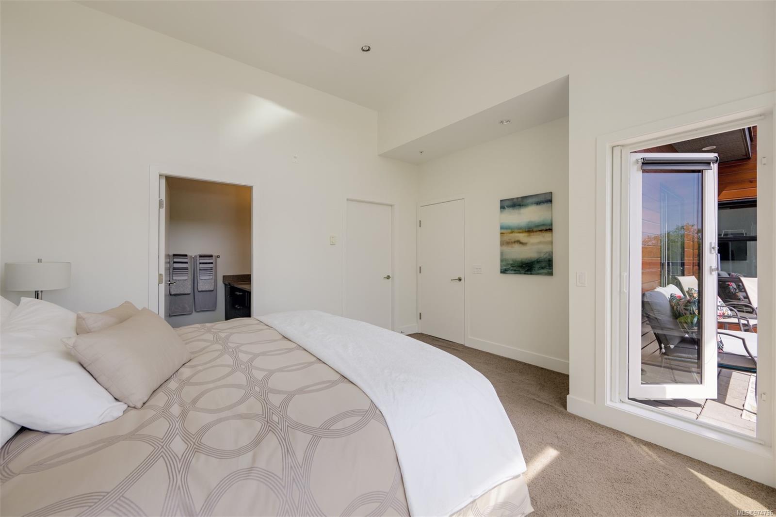 2589 Penrhyn St # 303