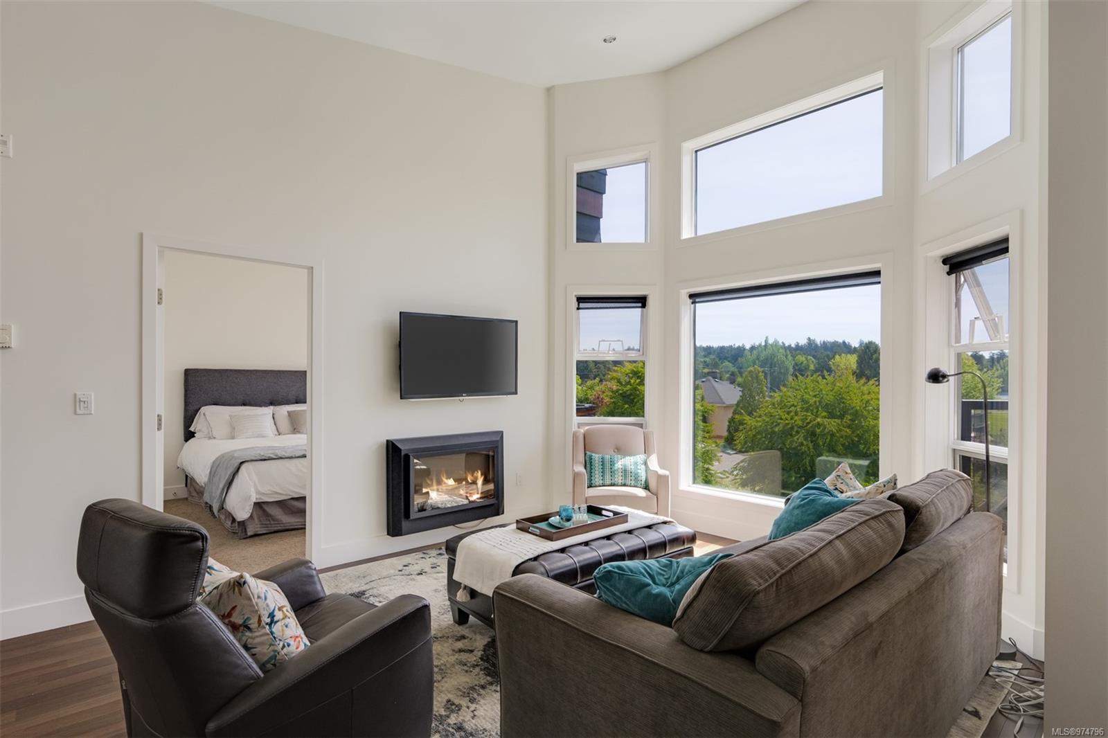 2589 Penrhyn St # 303