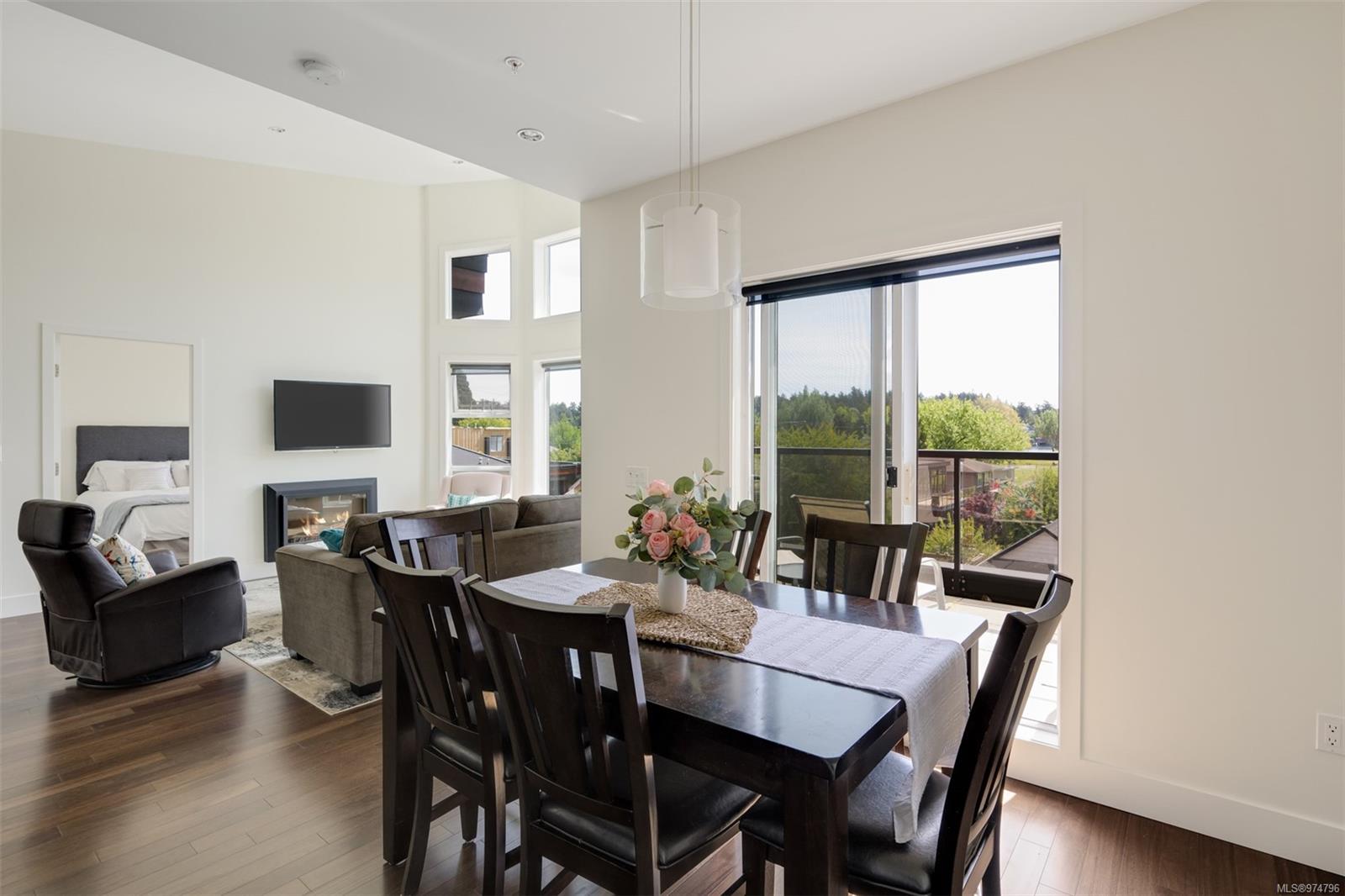 2589 Penrhyn St # 303