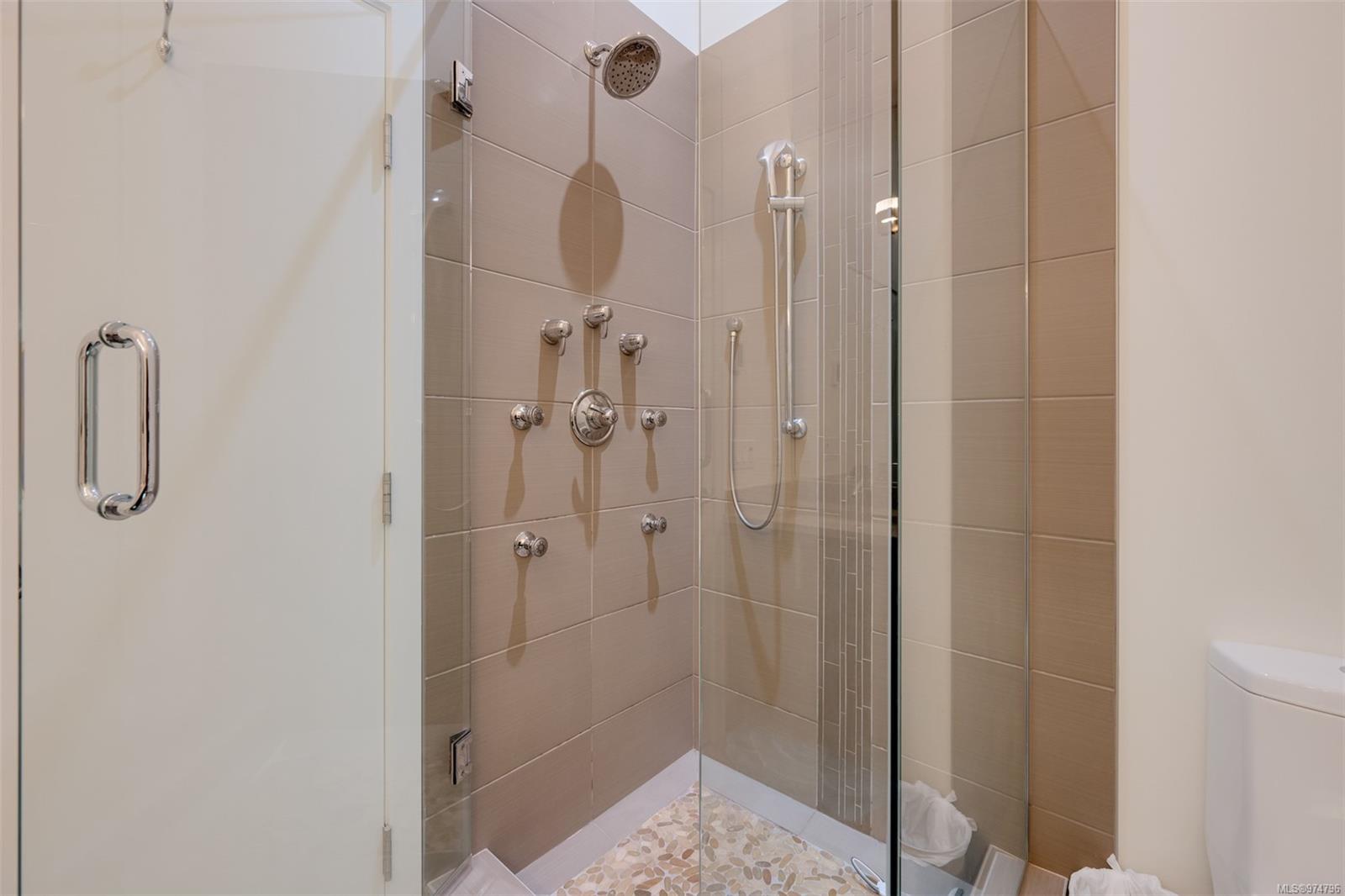 2589 Penrhyn St # 303