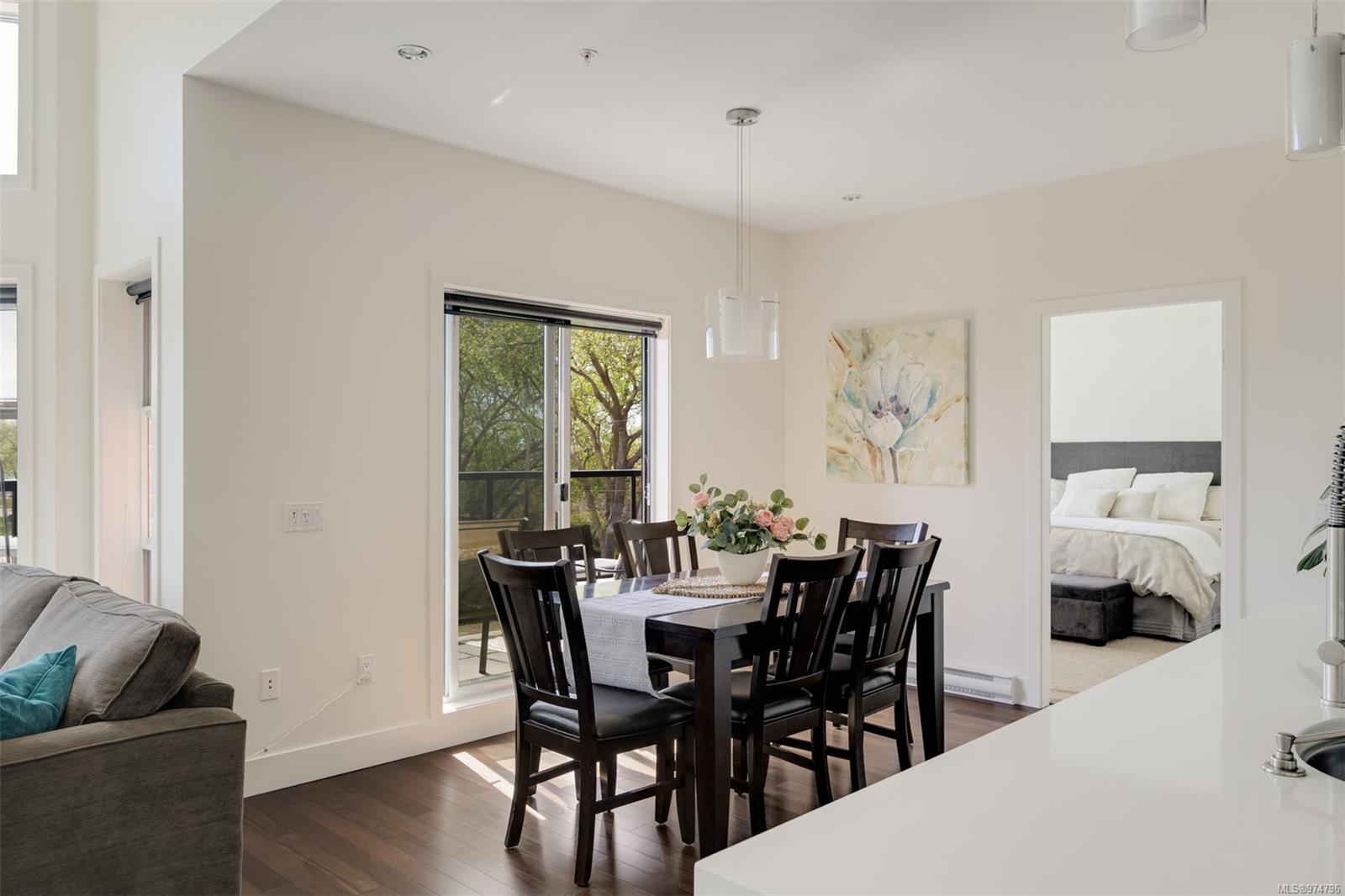 2589 Penrhyn St # 303