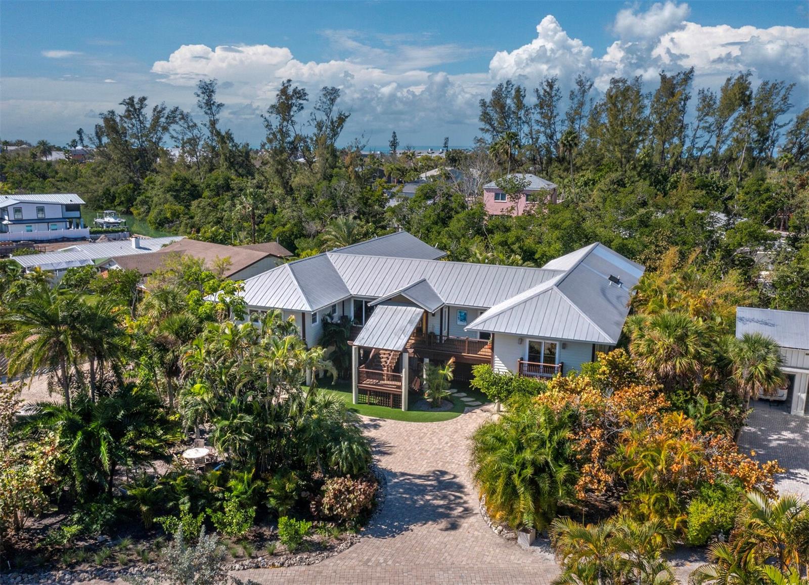 677 LANDS END DR