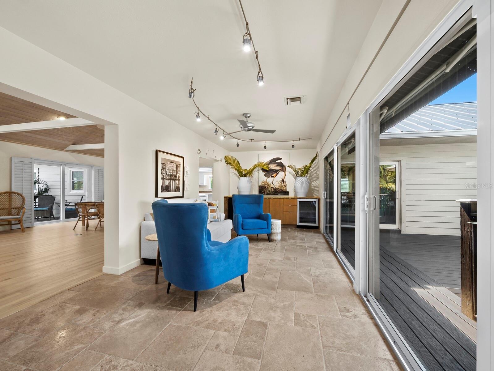 677 LANDS END DR