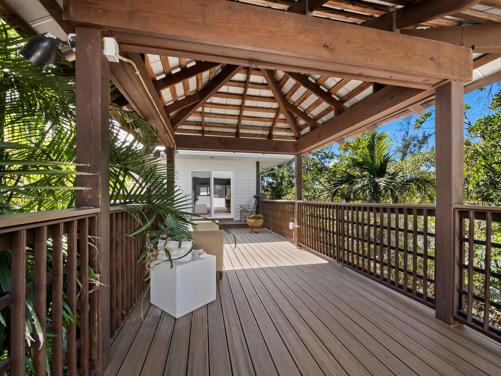 677 LANDS END DR