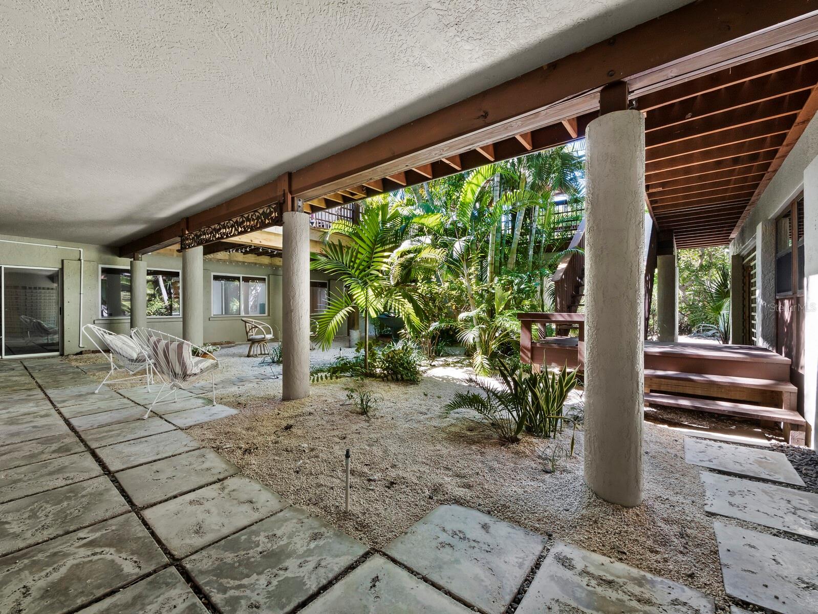 677 LANDS END DR