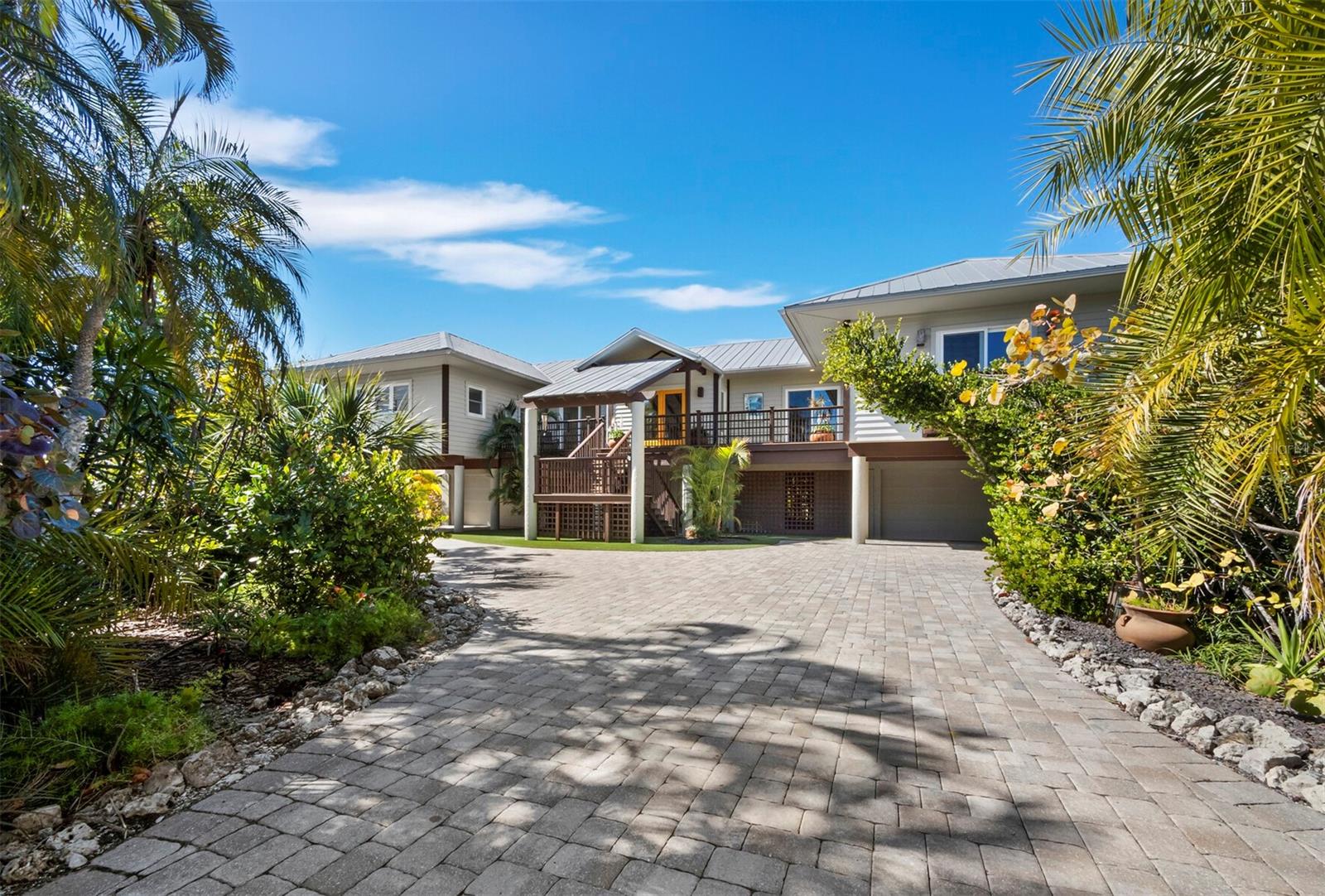 677 LANDS END DR