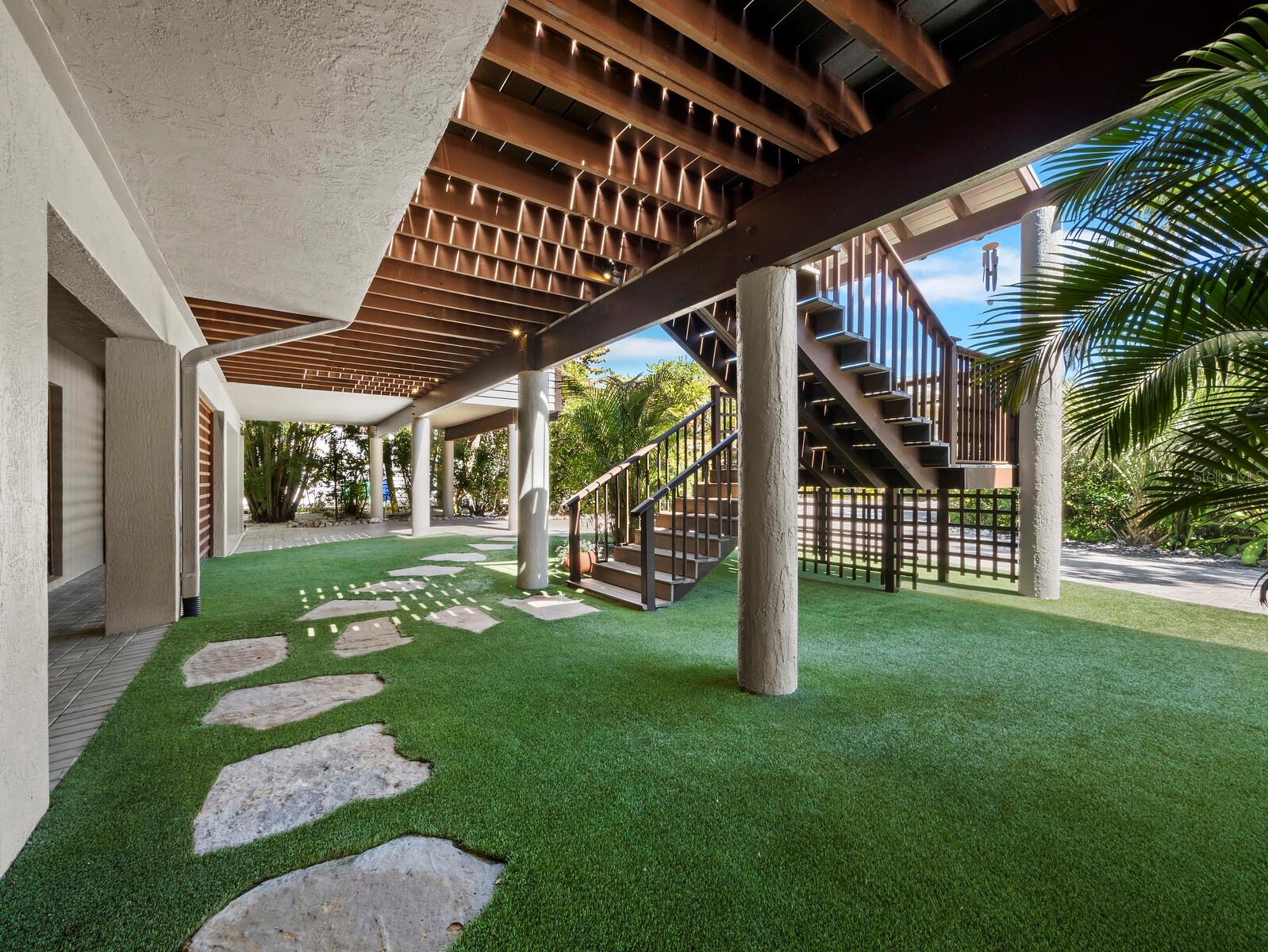 677 LANDS END DR