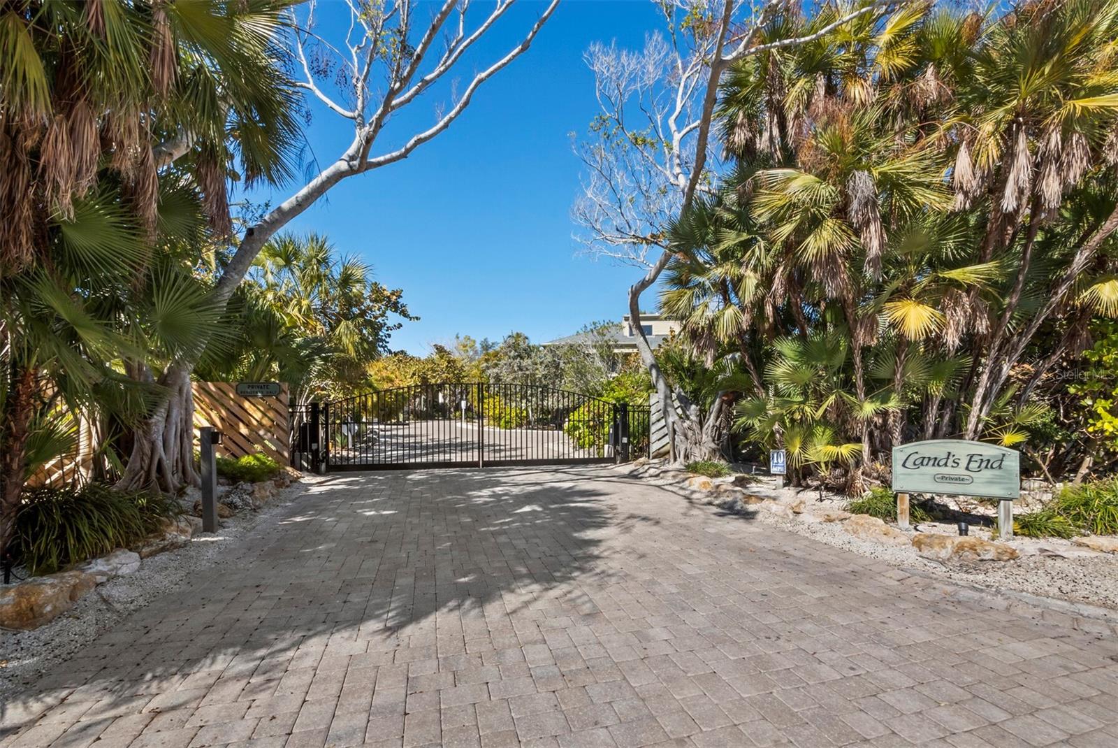 677 LANDS END DR