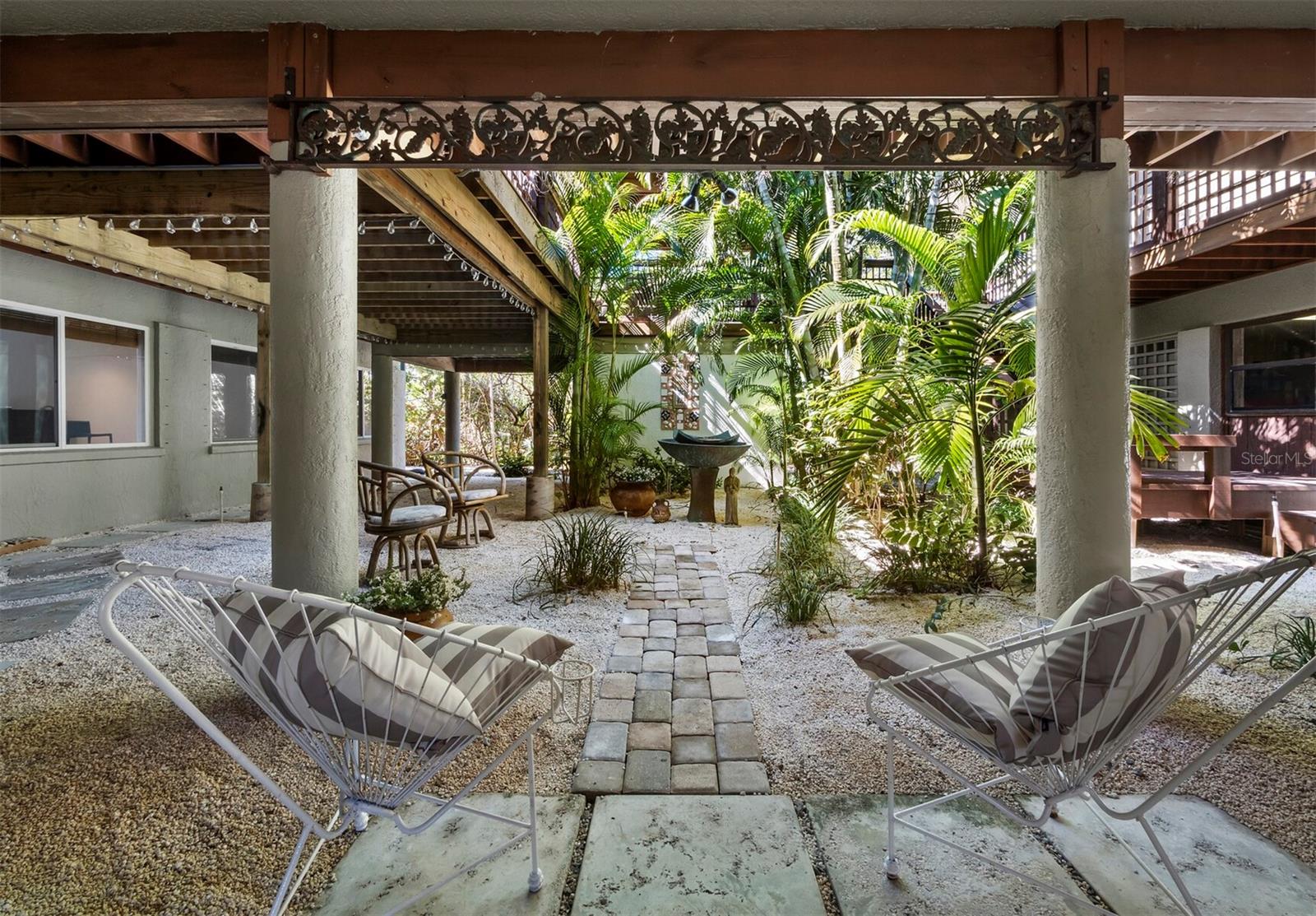 677 LANDS END DR