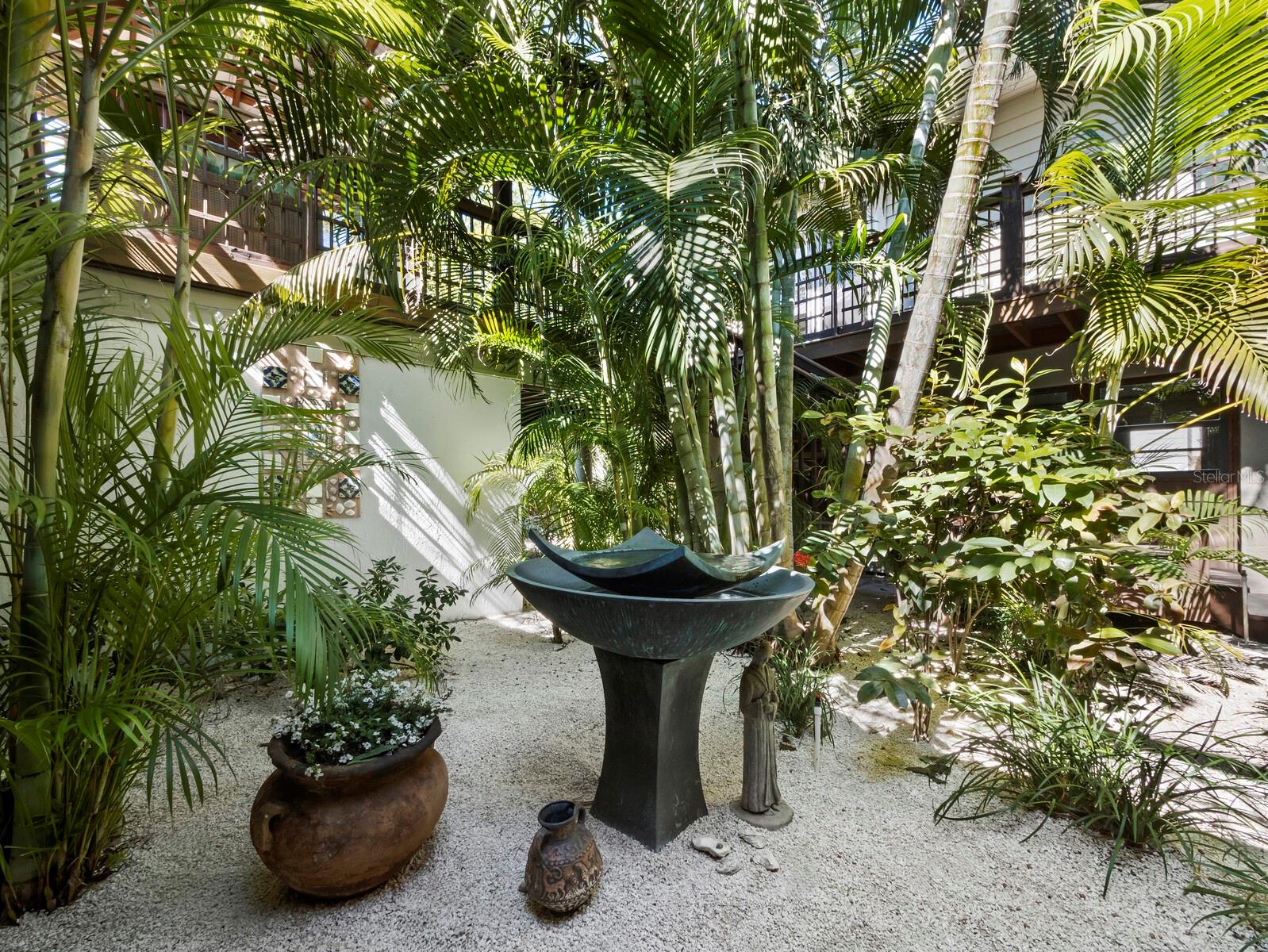 677 LANDS END DR