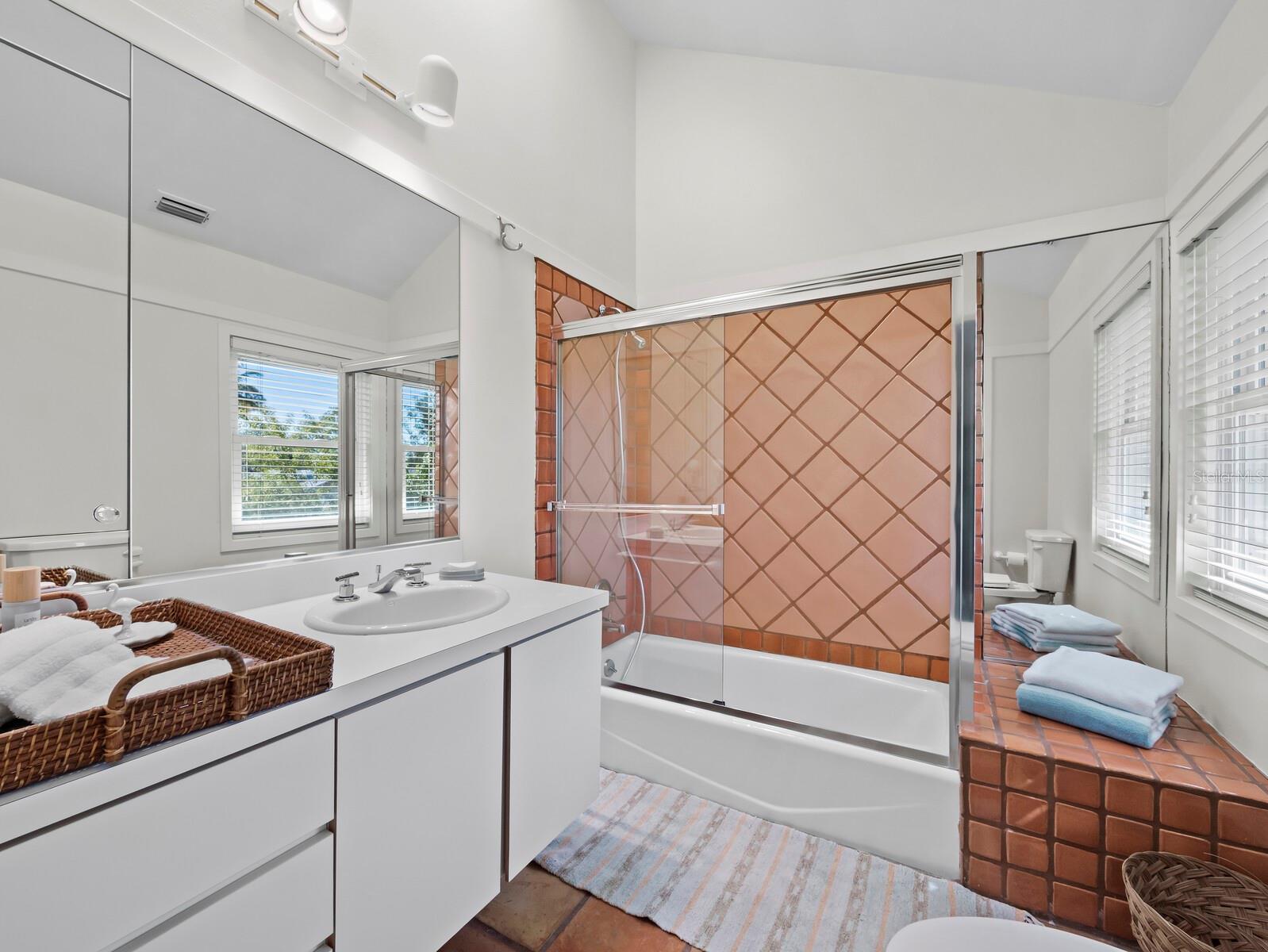677 LANDS END DR