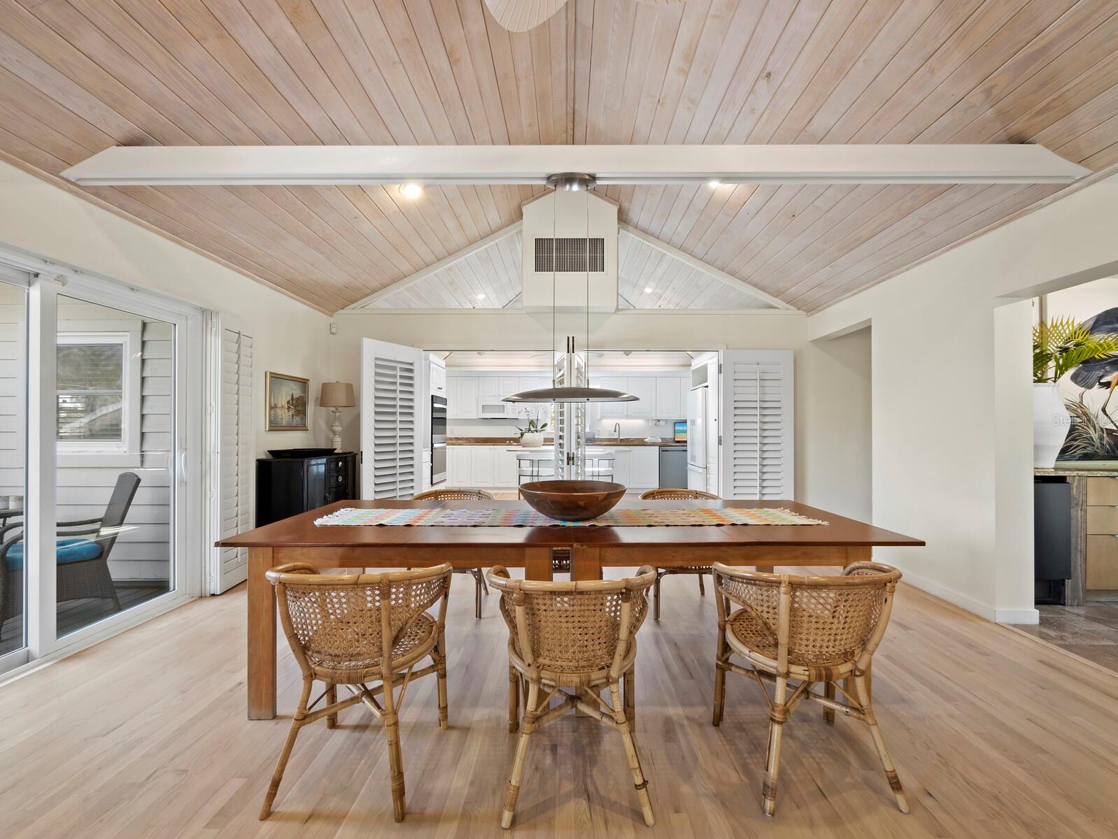 677 LANDS END DR