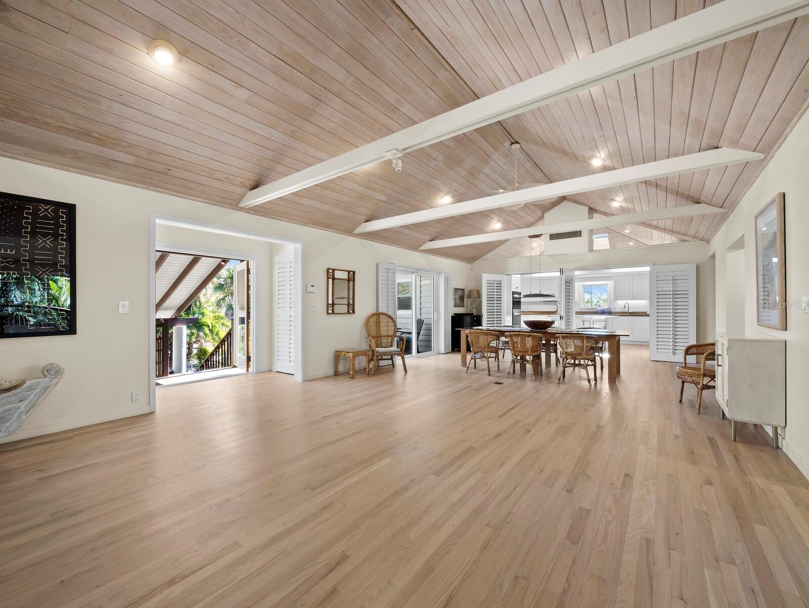 677 LANDS END DR