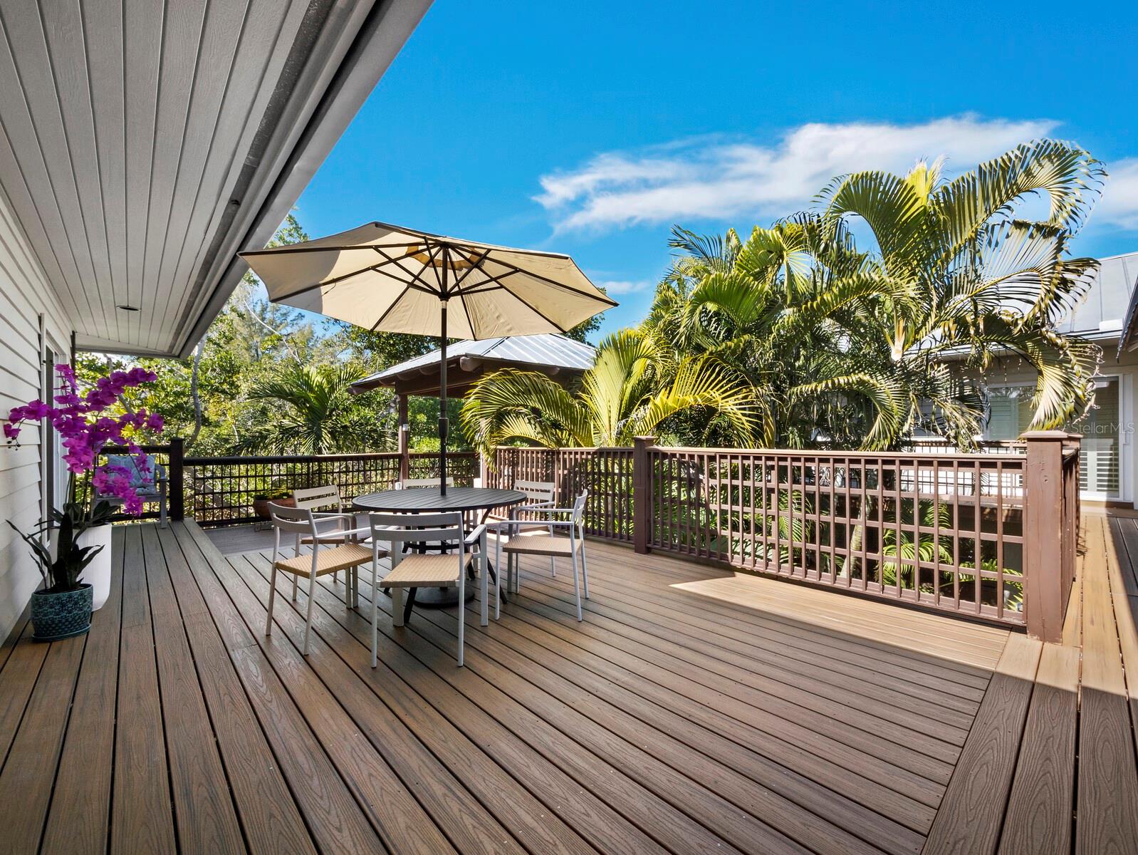 677 LANDS END DR