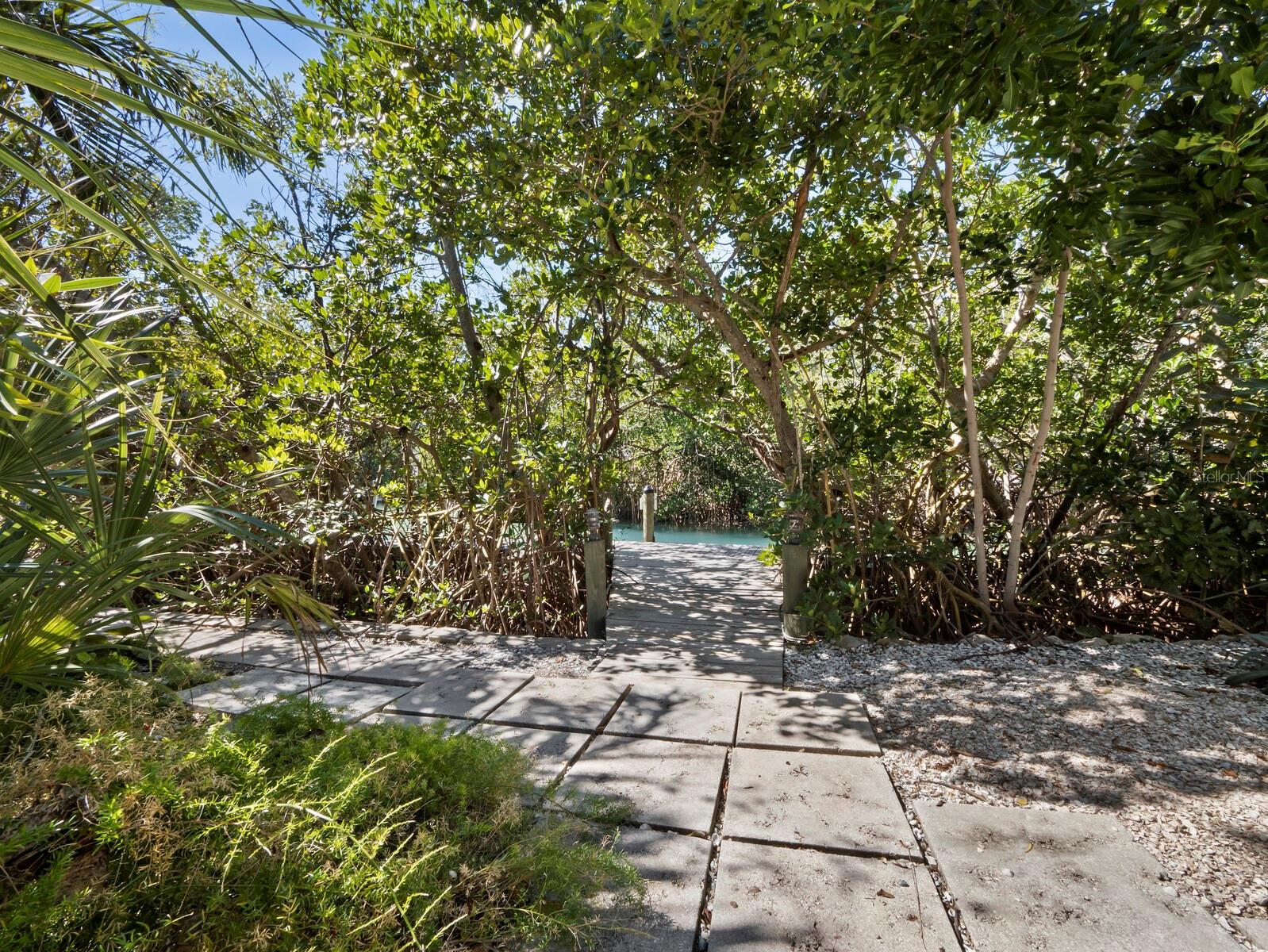 677 LANDS END DR