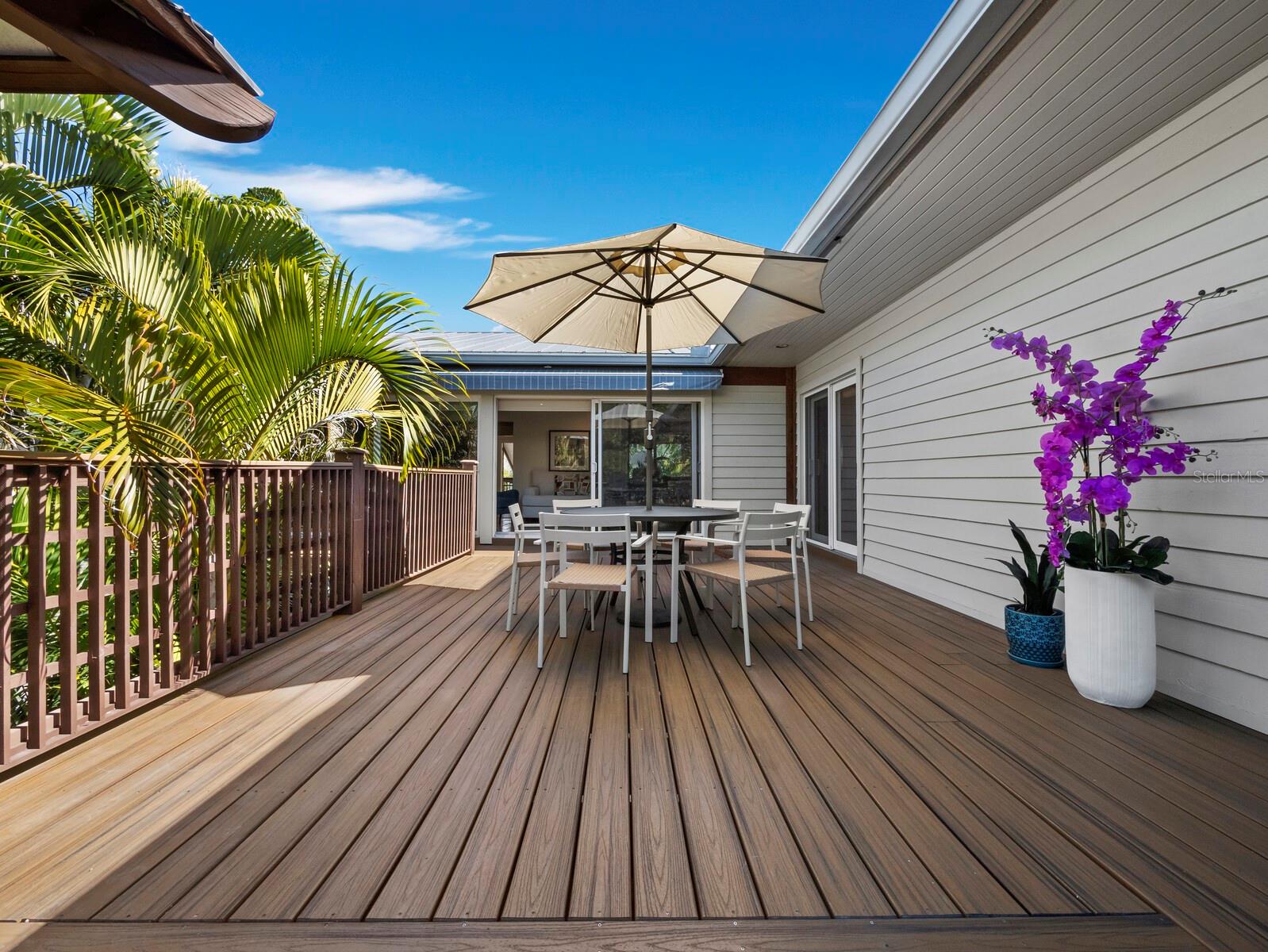 677 LANDS END DR