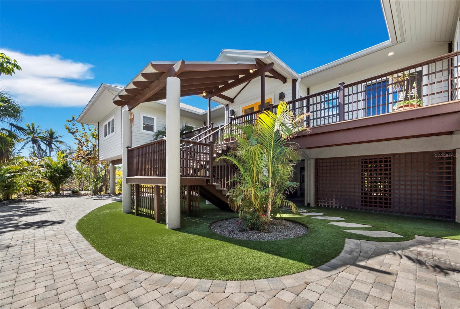 677 LANDS END DR