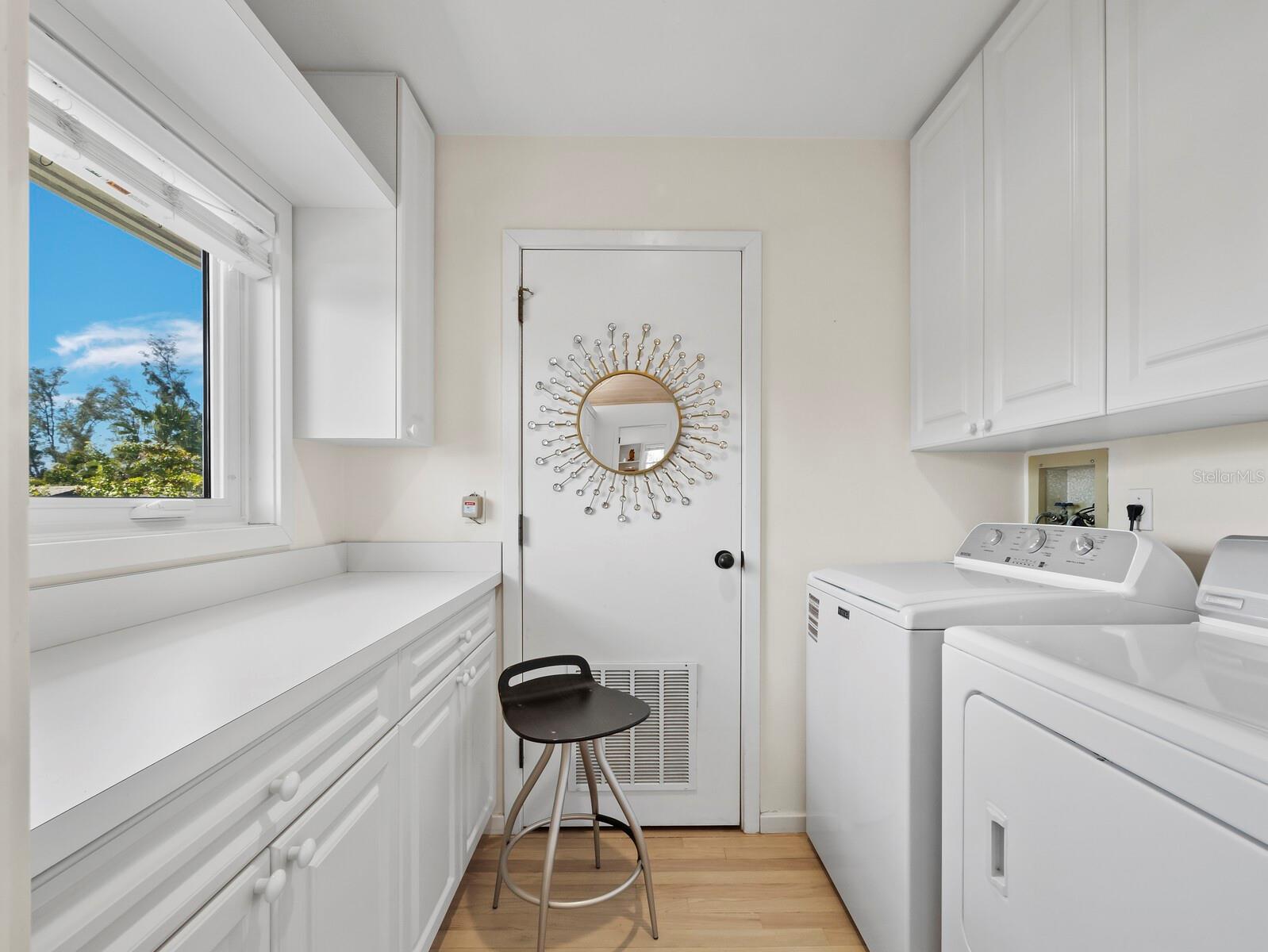 677 LANDS END DR