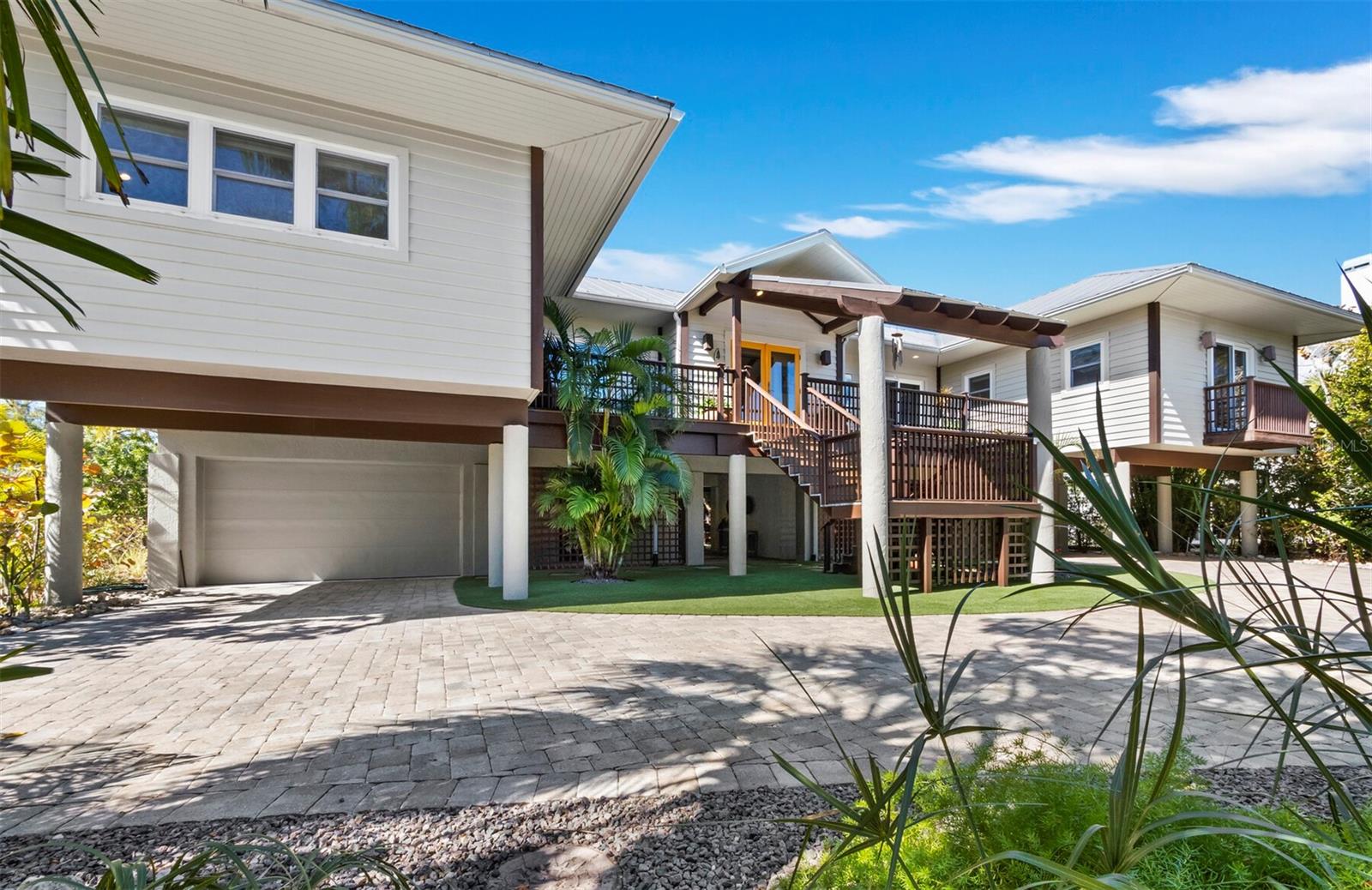 677 LANDS END DR