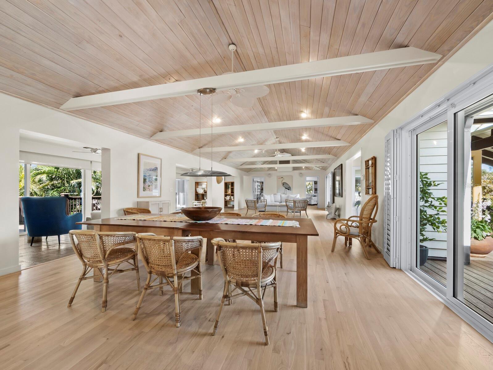 677 LANDS END DR
