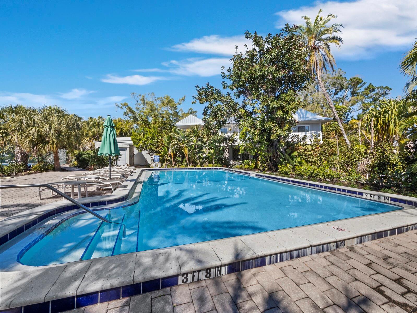 677 LANDS END DR