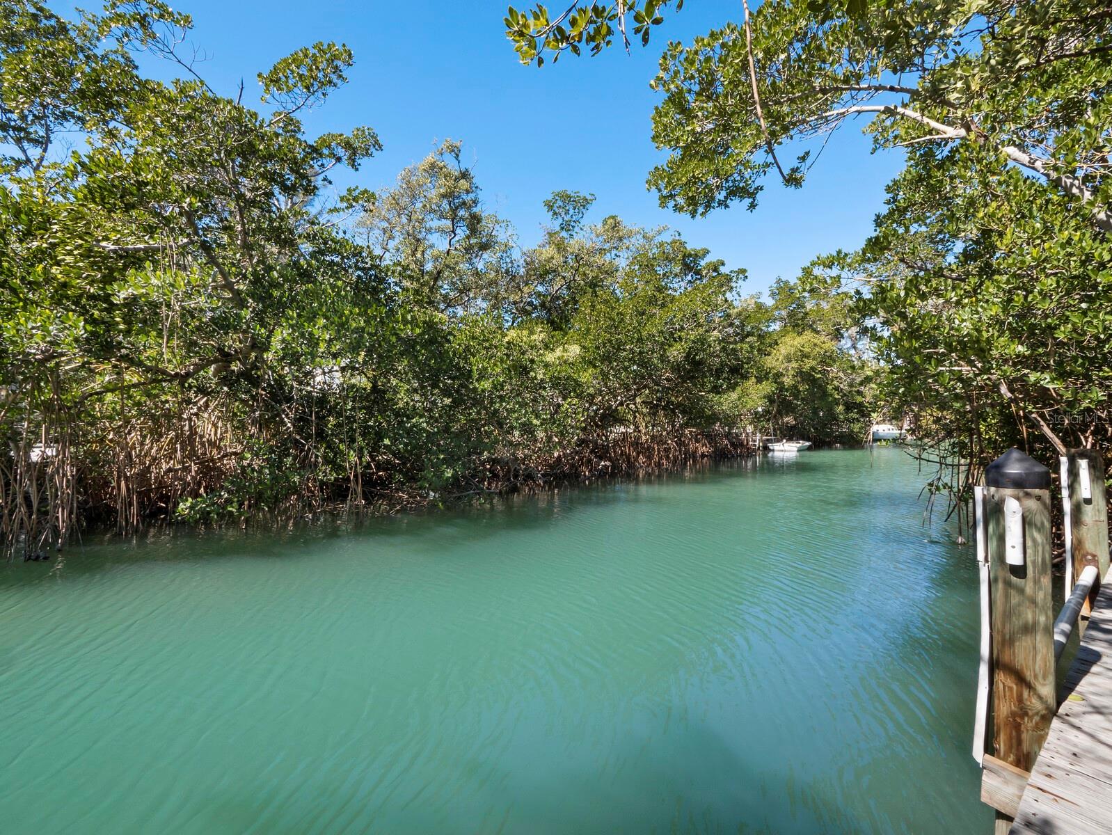 677 LANDS END DR