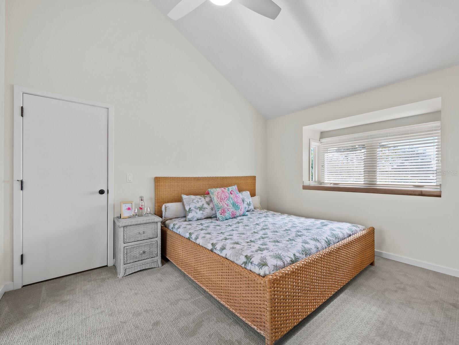677 LANDS END DR