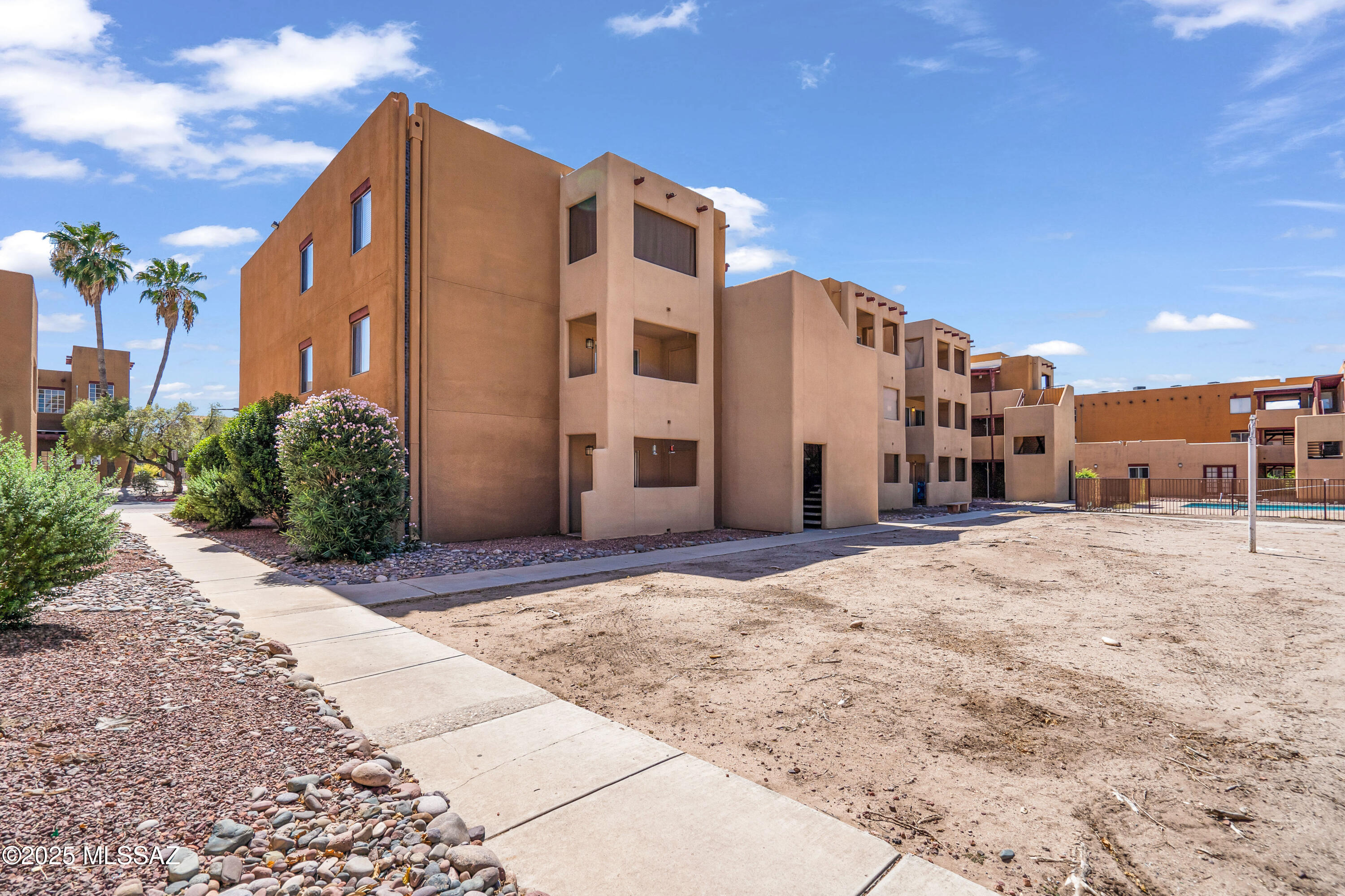 1810 Blacklidge Unit: 407