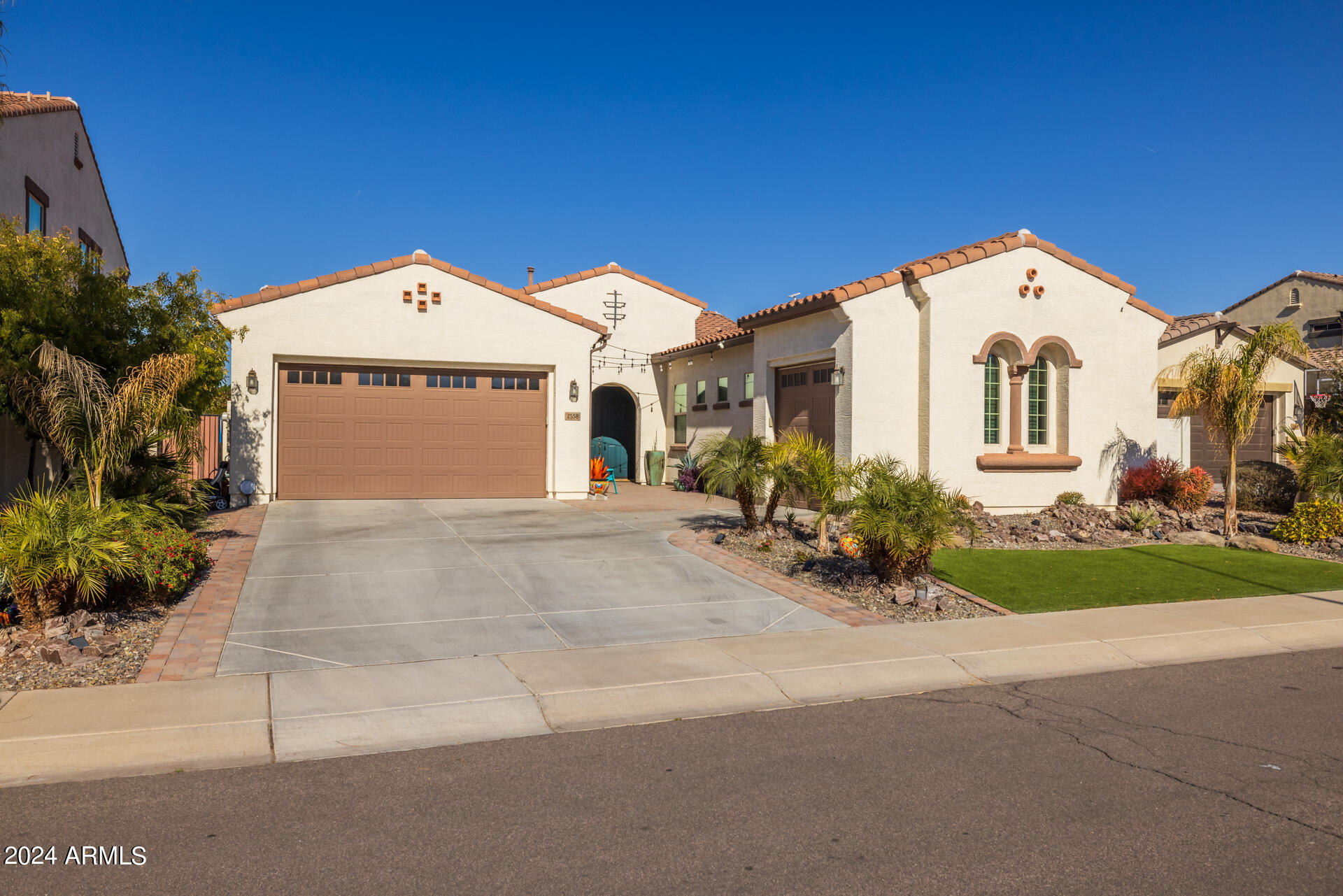 2558 E ALOE Place