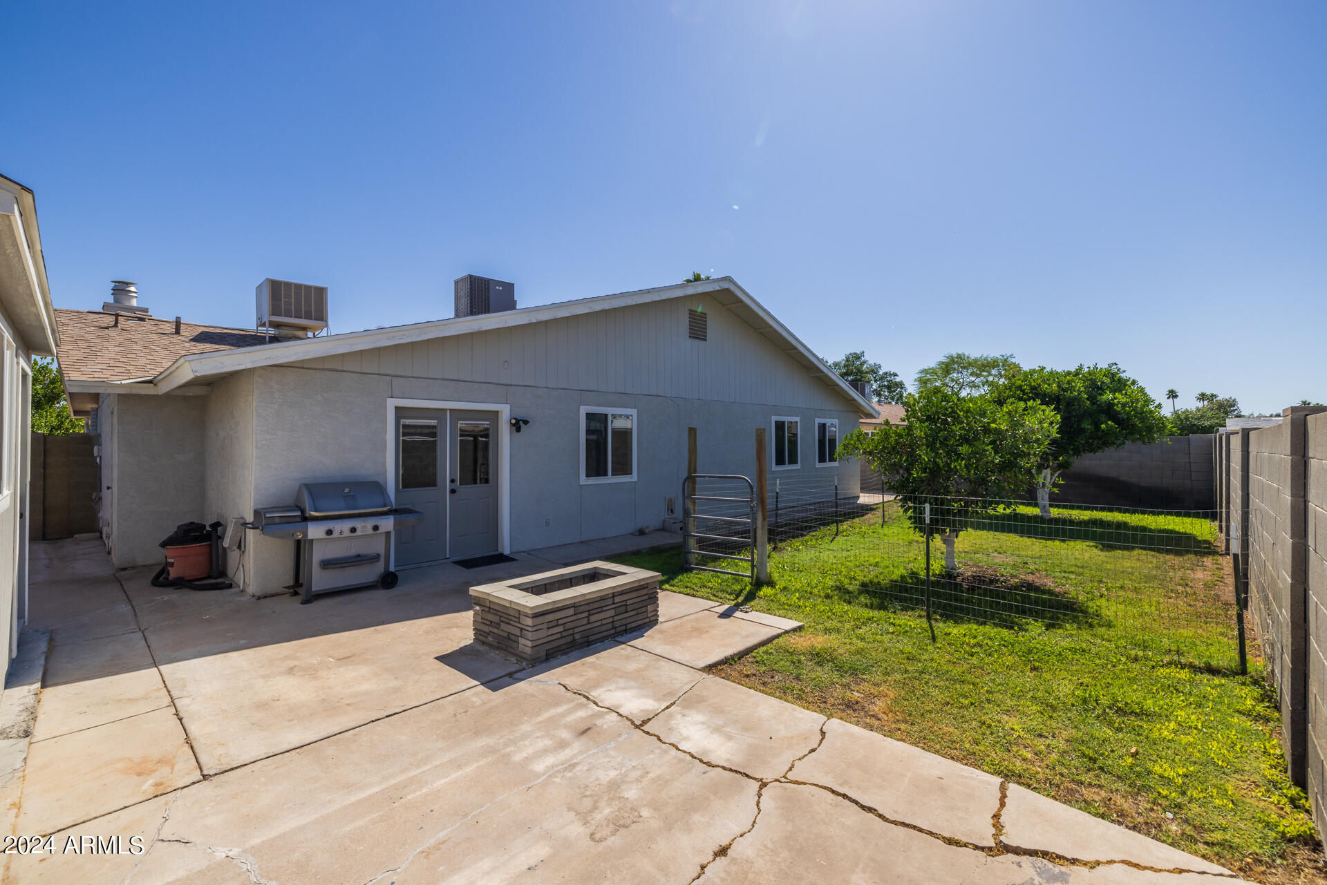 2558 E JUANITA Avenue