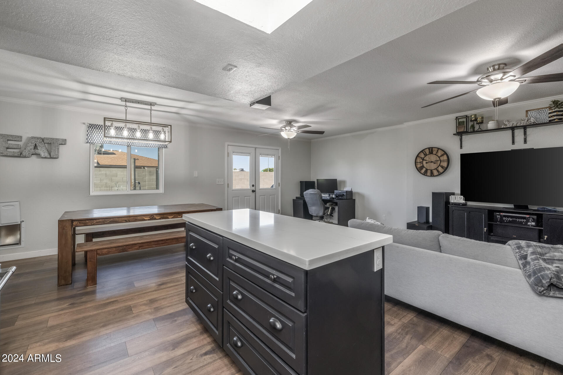 2558 E JUANITA Avenue