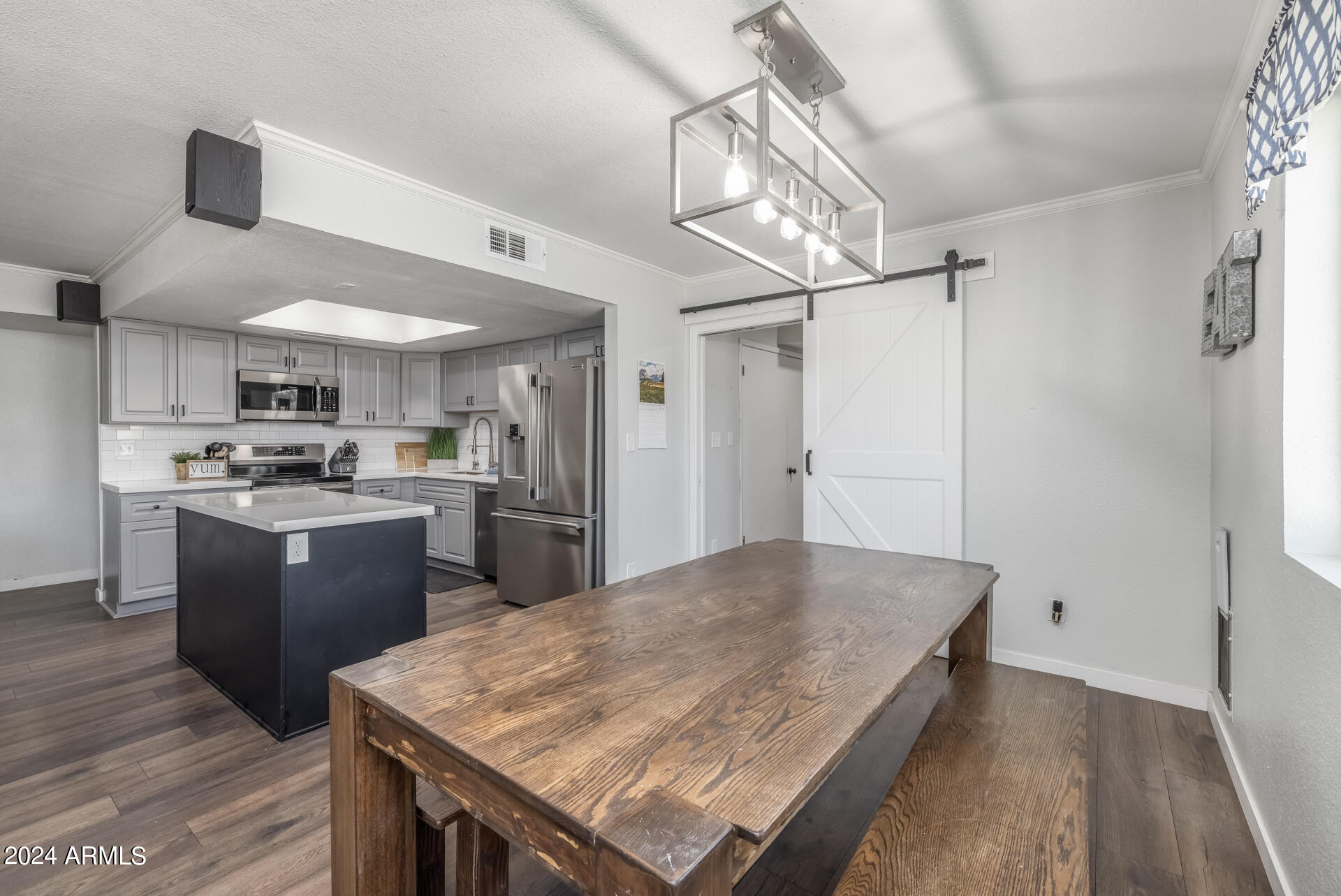 2558 E JUANITA Avenue