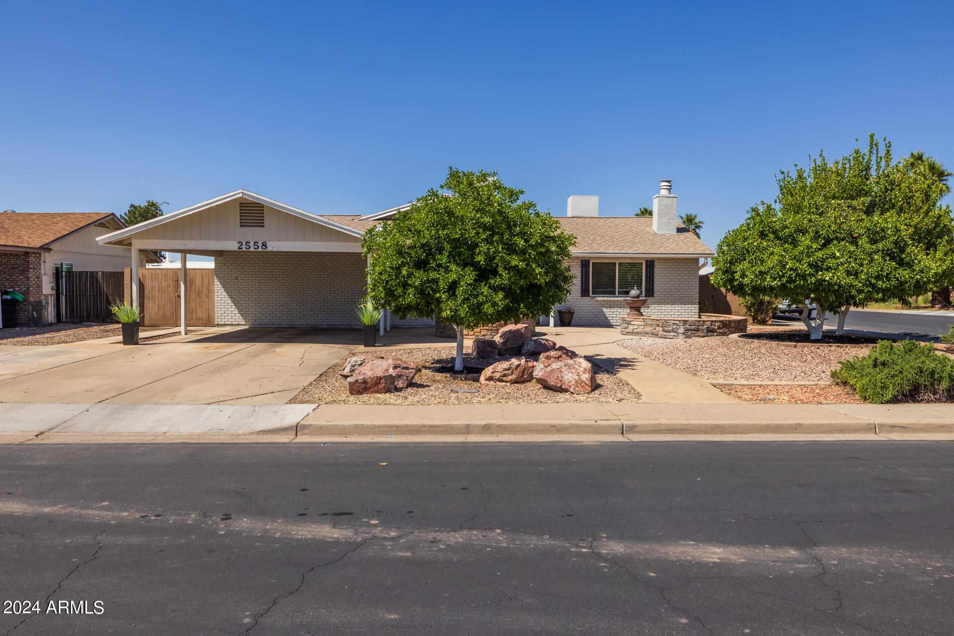 2558 E JUANITA Avenue