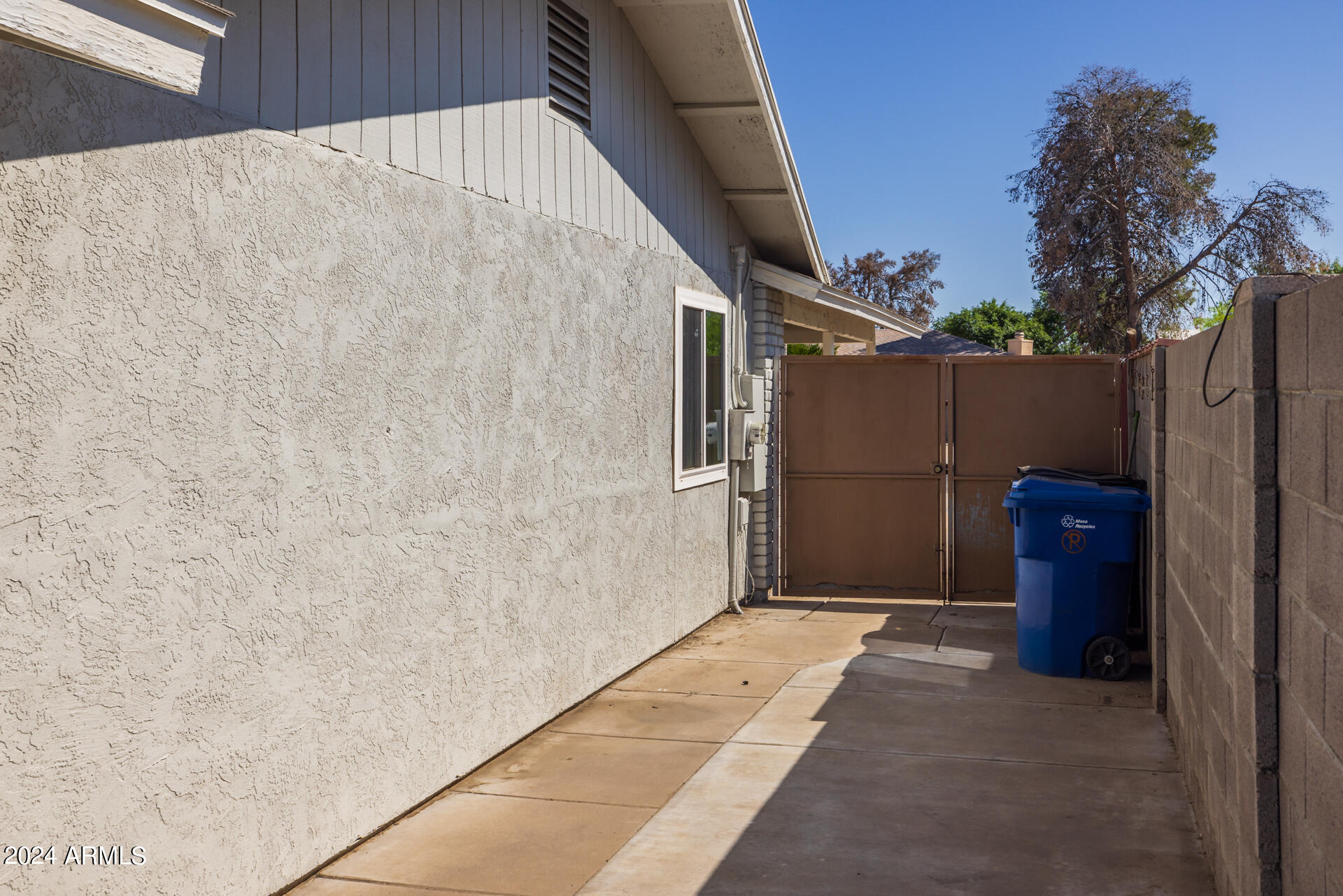 2558 E JUANITA Avenue