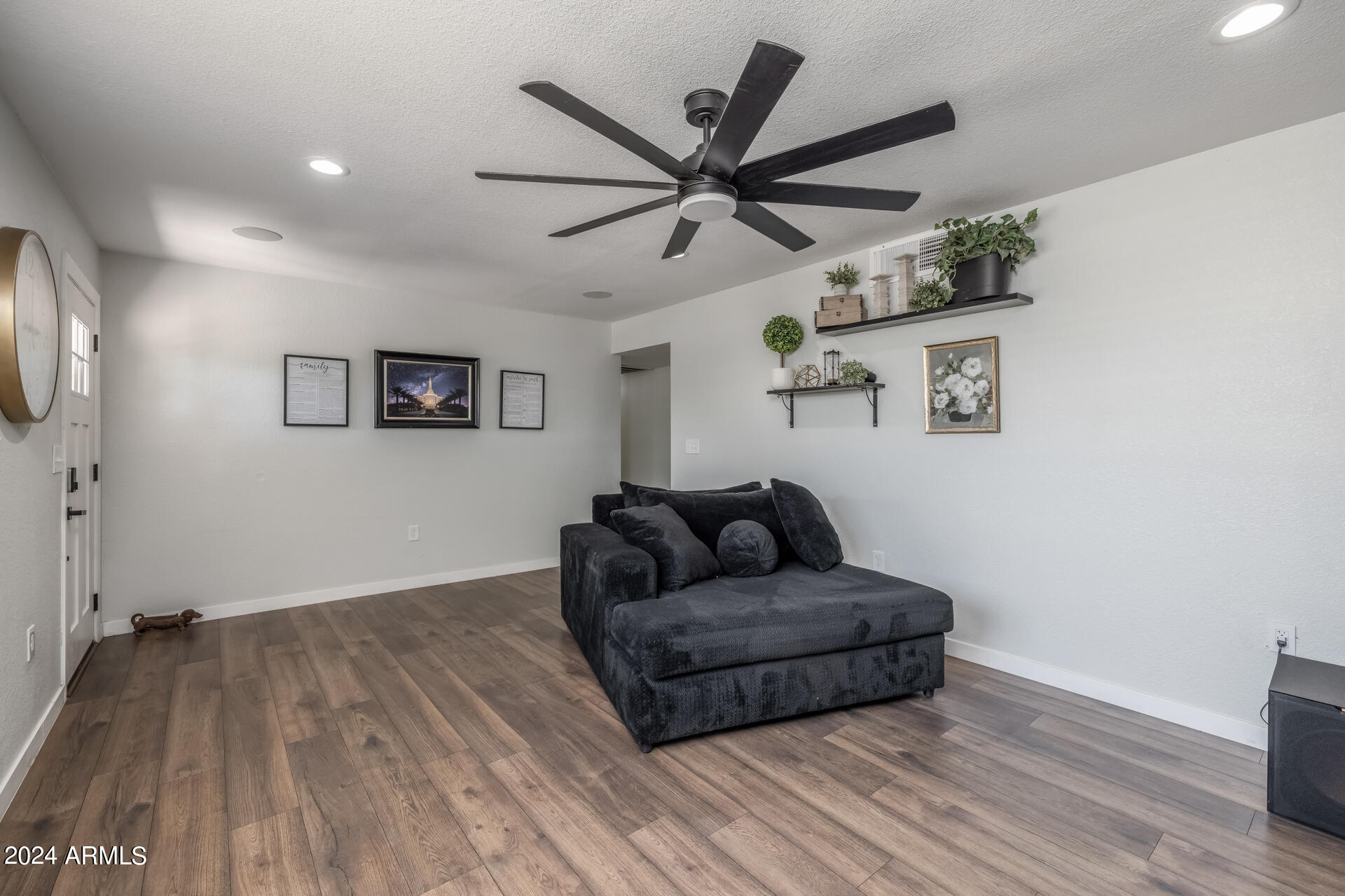 2558 E JUANITA Avenue