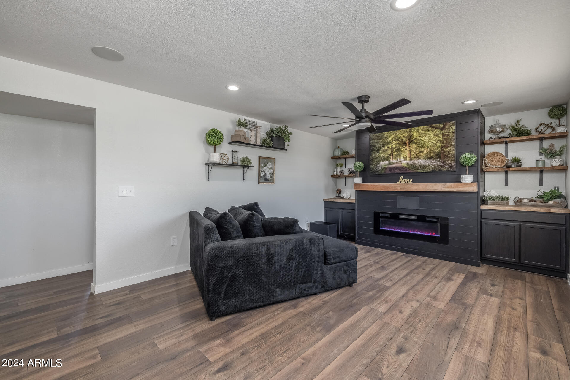 2558 E JUANITA Avenue