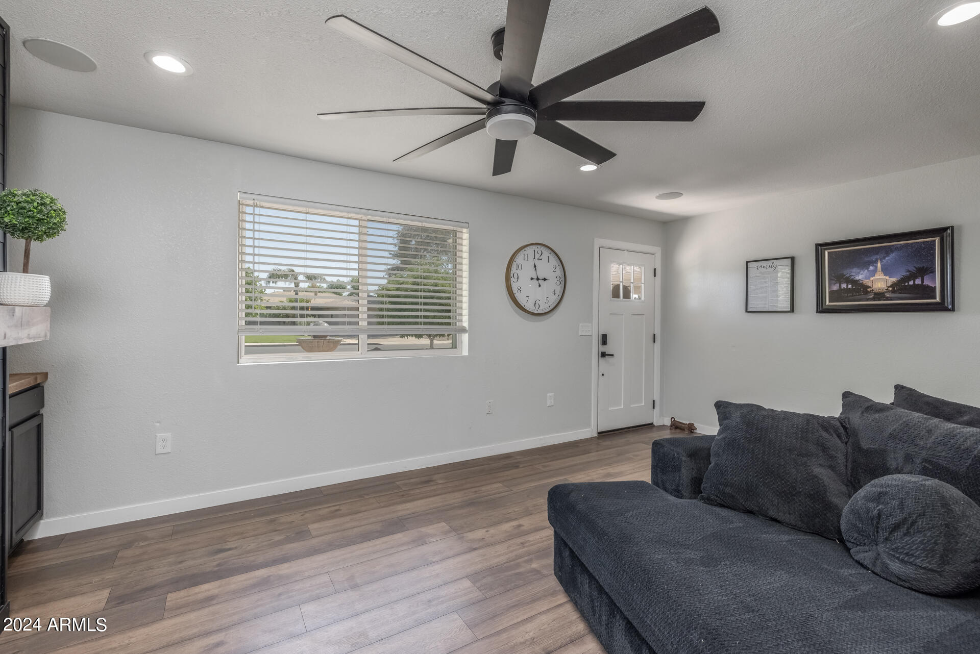 2558 E JUANITA Avenue
