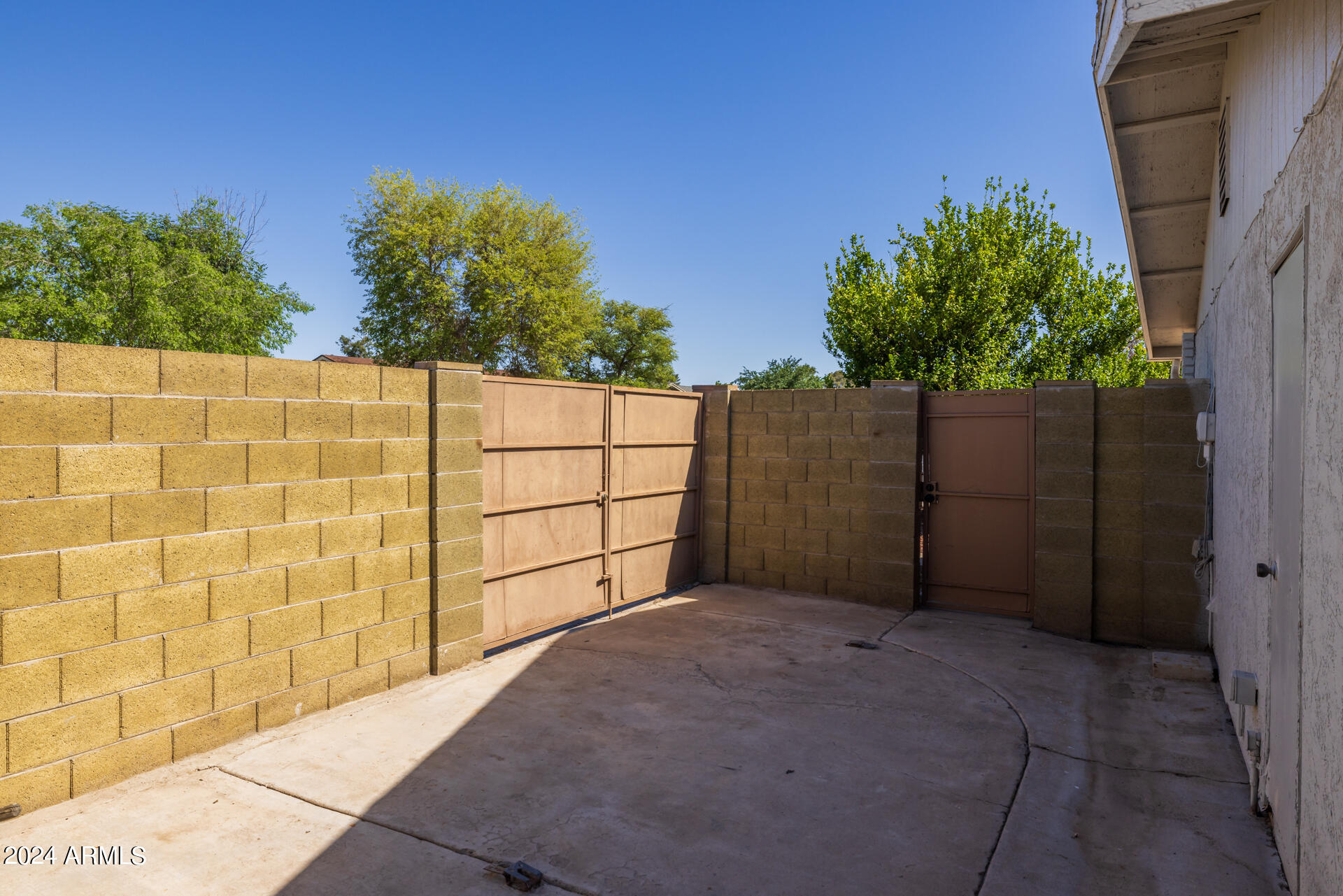 2558 E JUANITA Avenue