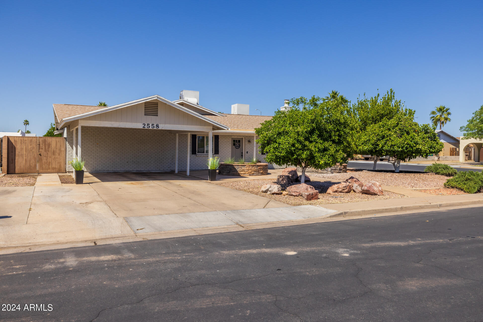 2558 E JUANITA Avenue