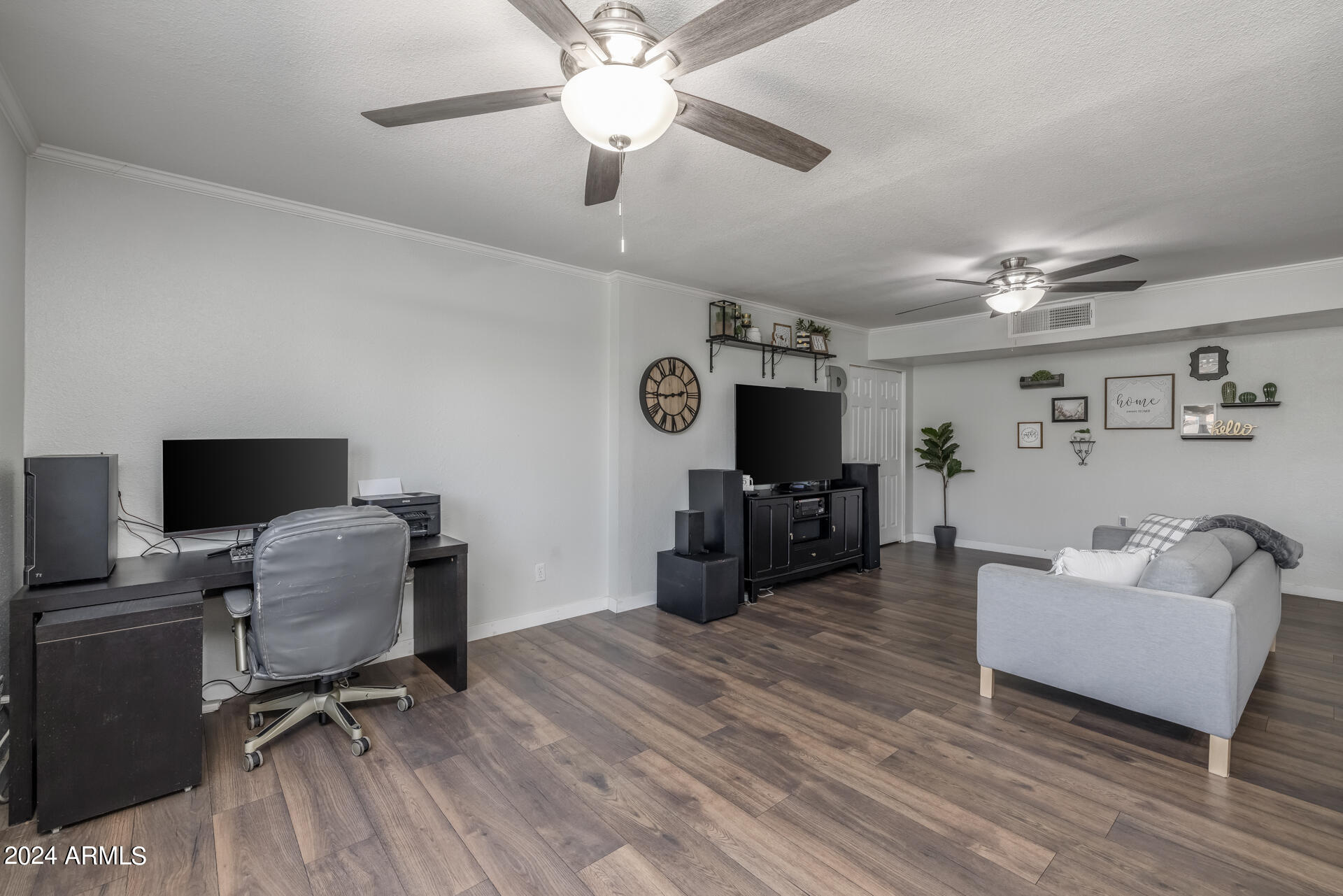 2558 E JUANITA Avenue