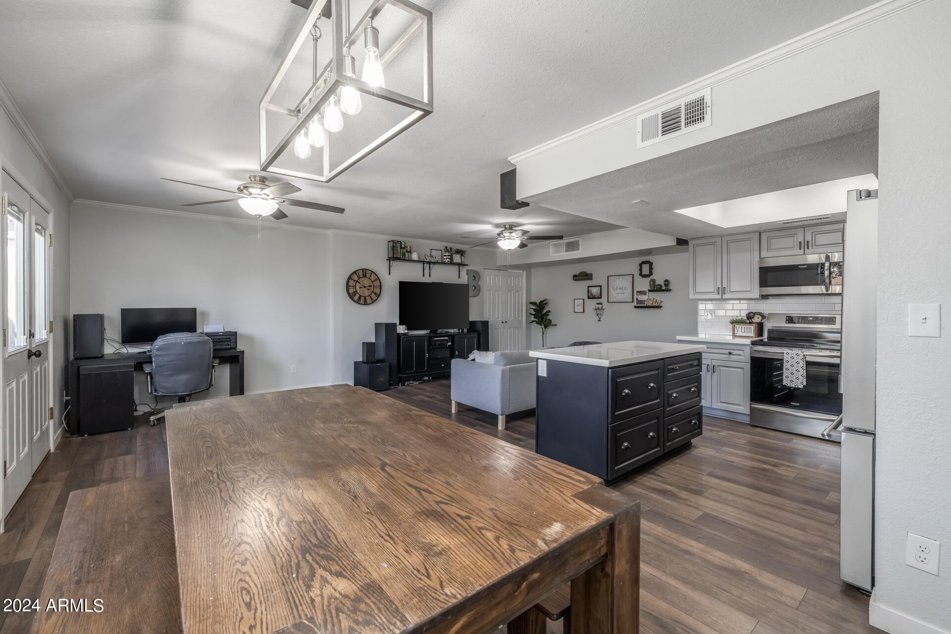 2558 E JUANITA Avenue