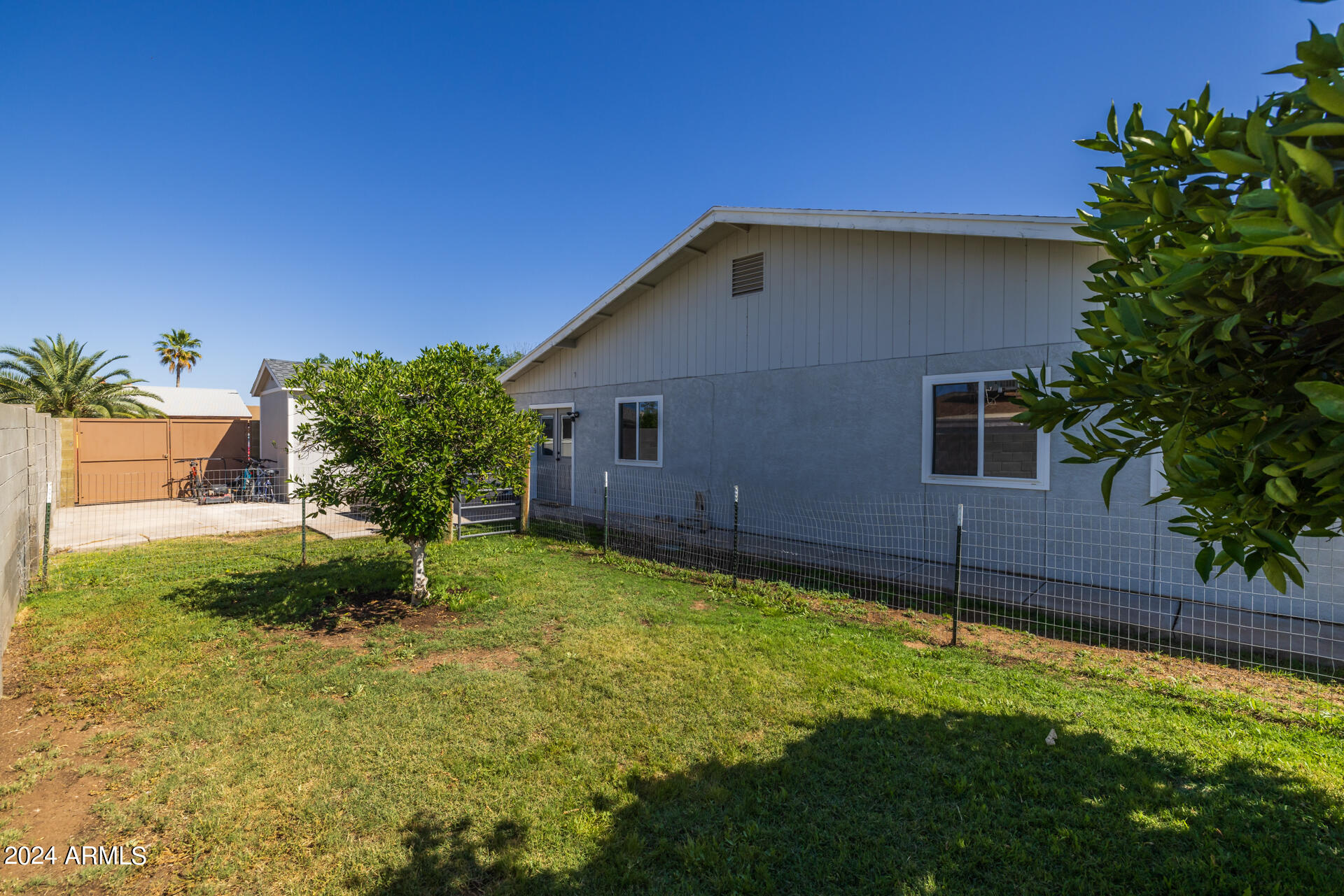 2558 E JUANITA Avenue