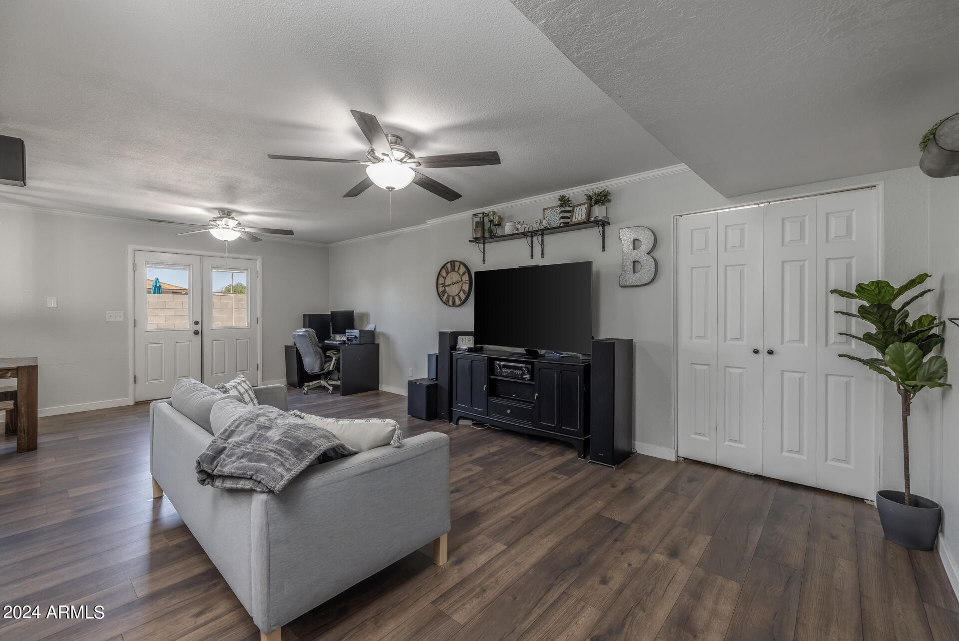 2558 E JUANITA Avenue