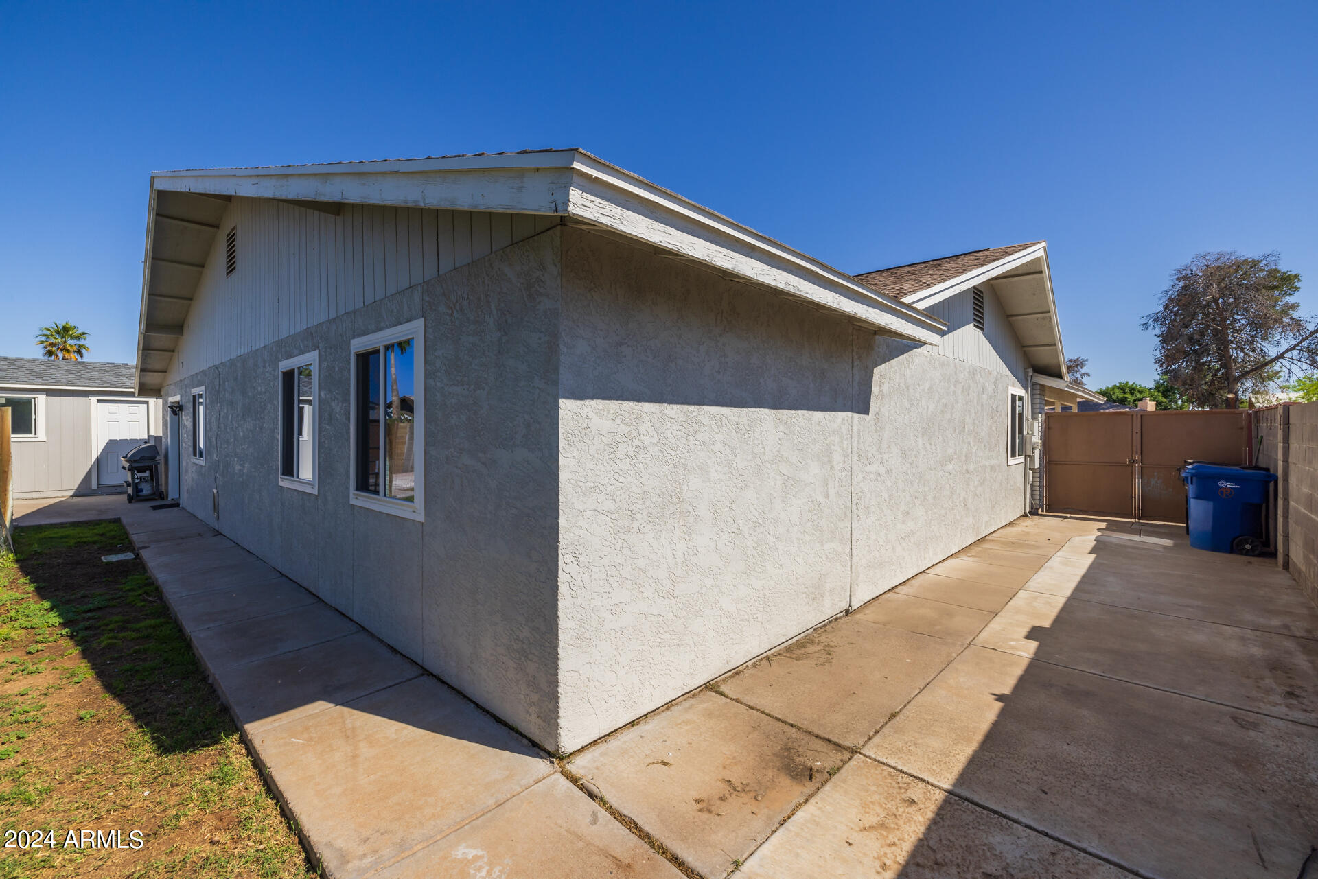 2558 E JUANITA Avenue