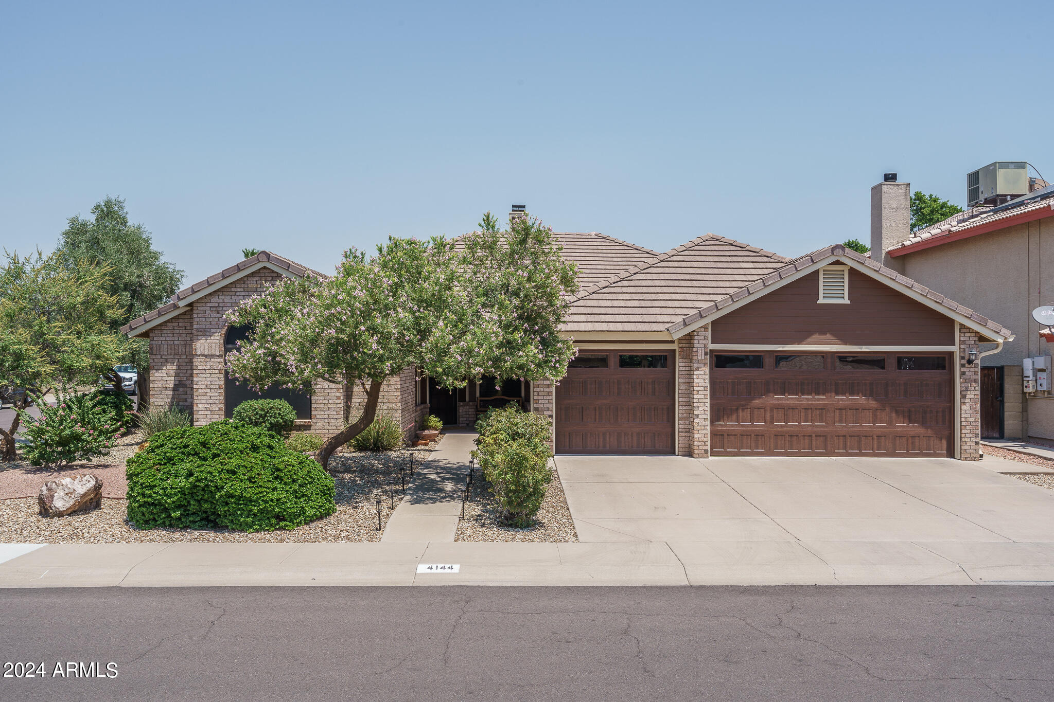 4144 W CALLE LEJOS --