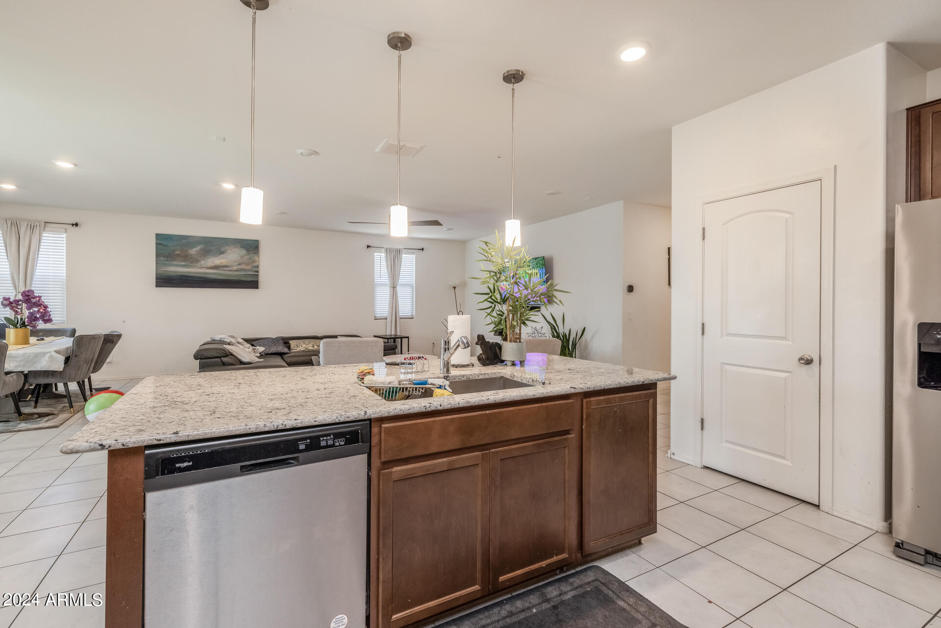 2433 W SUNLAND Avenue