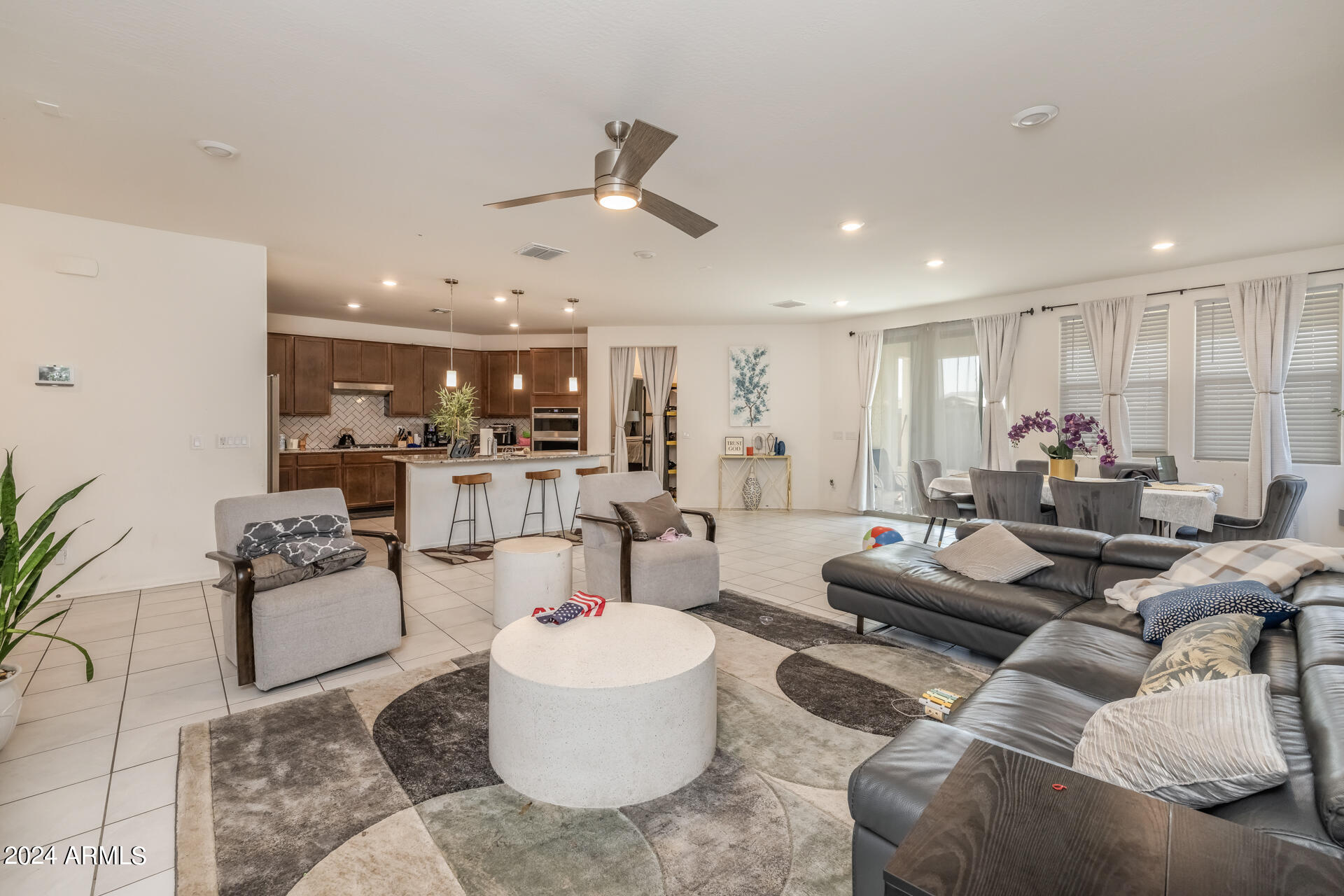 2433 W SUNLAND Avenue