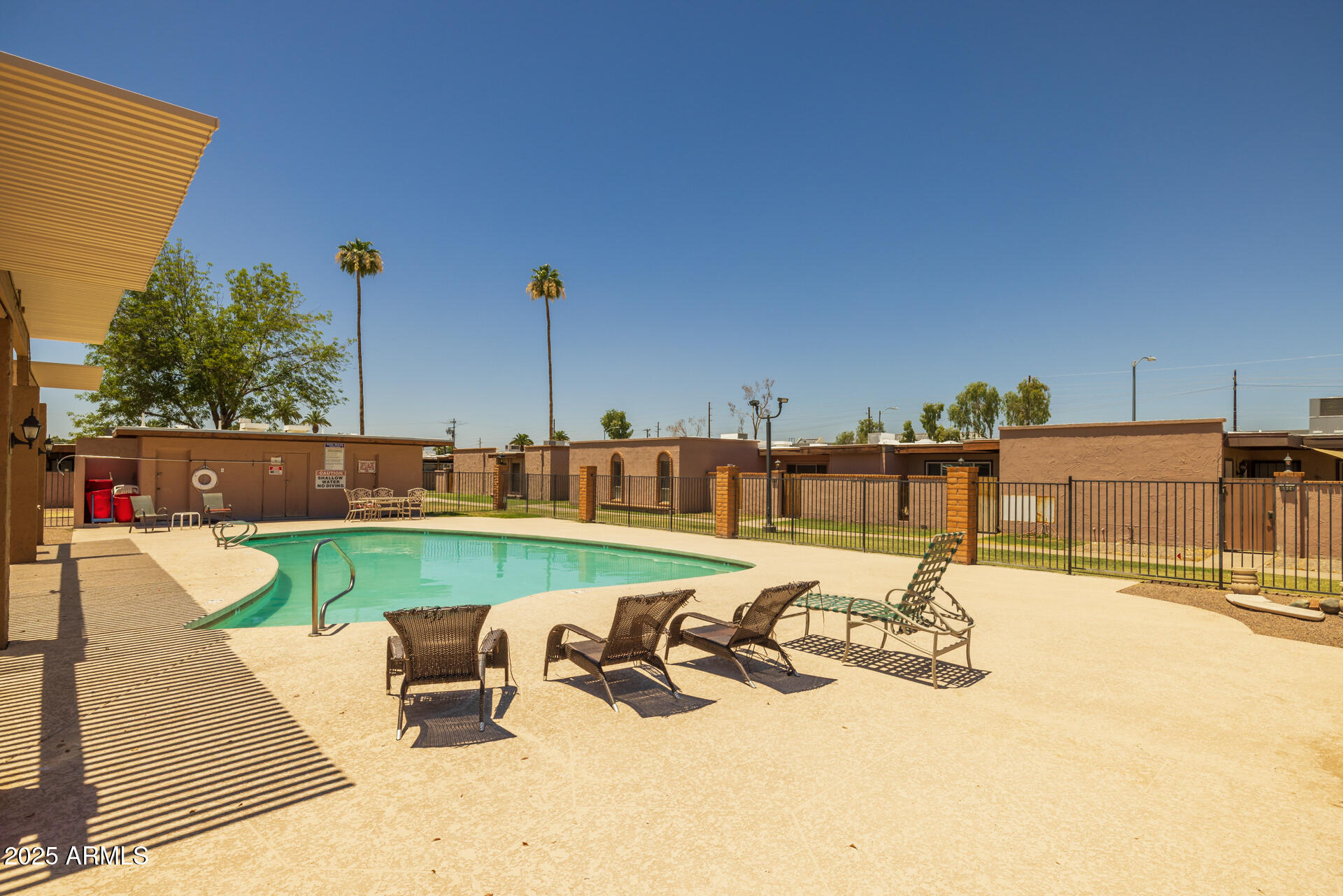 6008 W AUGUSTA Avenue