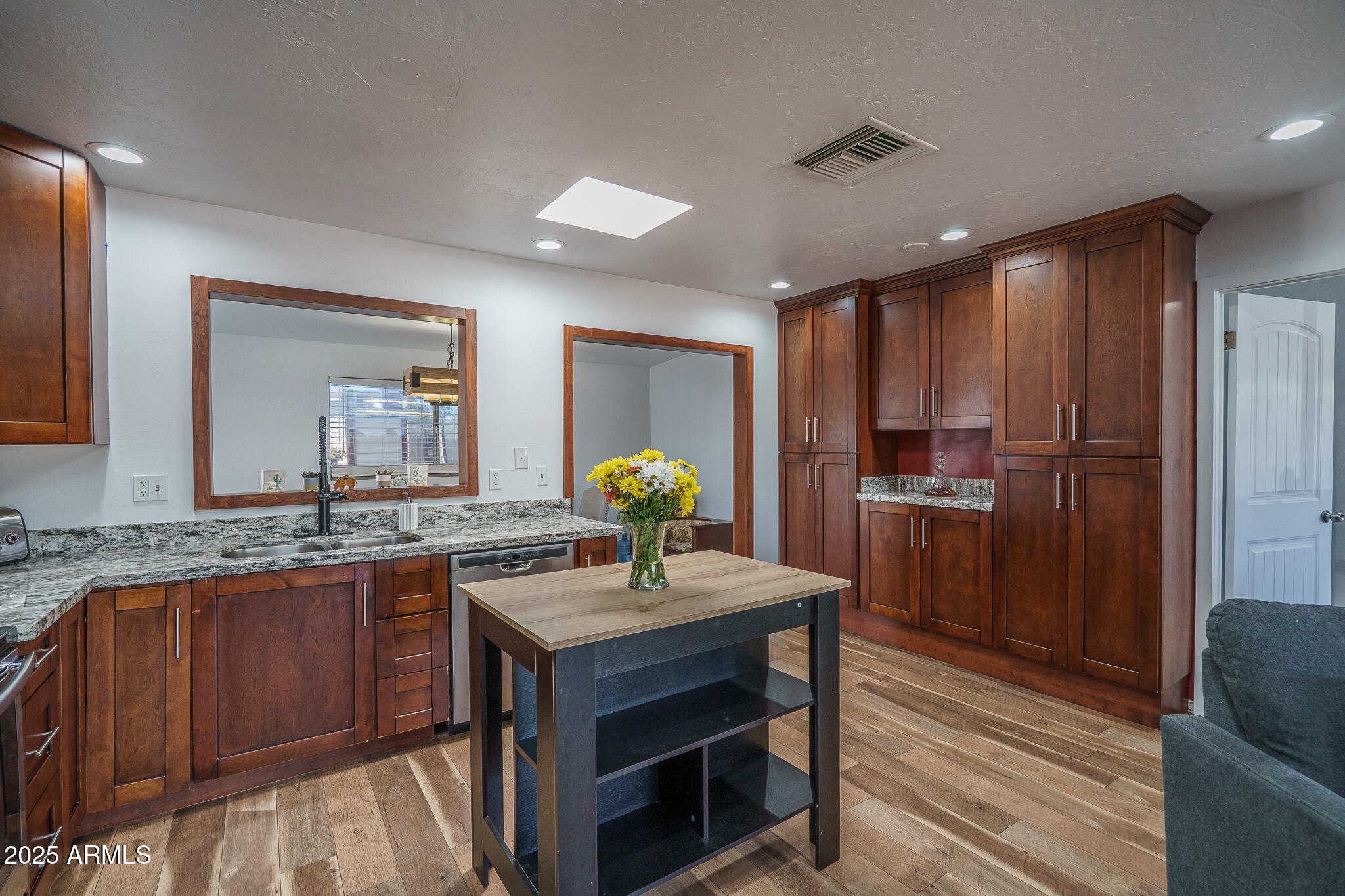 3331 W LIBBY Street